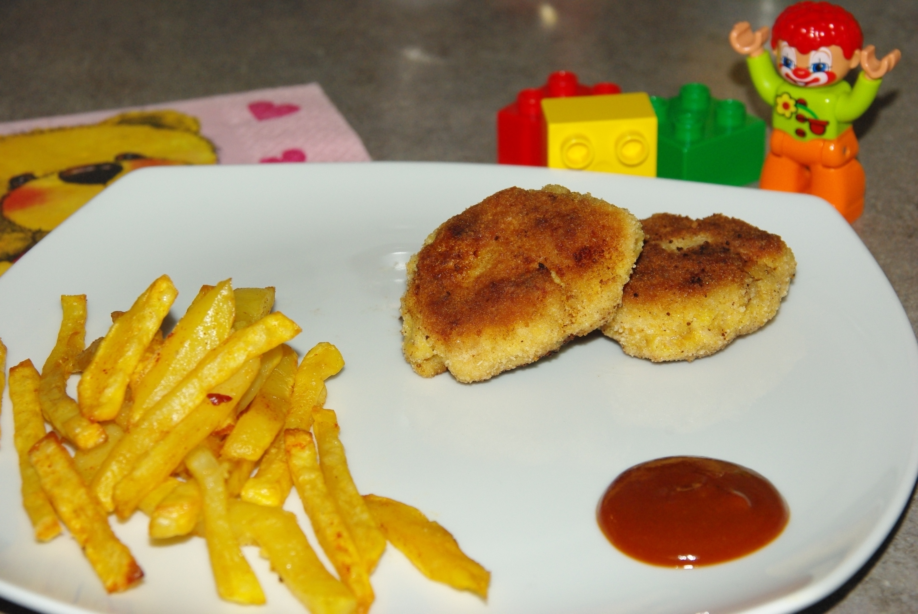 Chicken Nuggets mit Pommes und GChicken Nuggets mit Pommes und Gurkensalaturkensalat