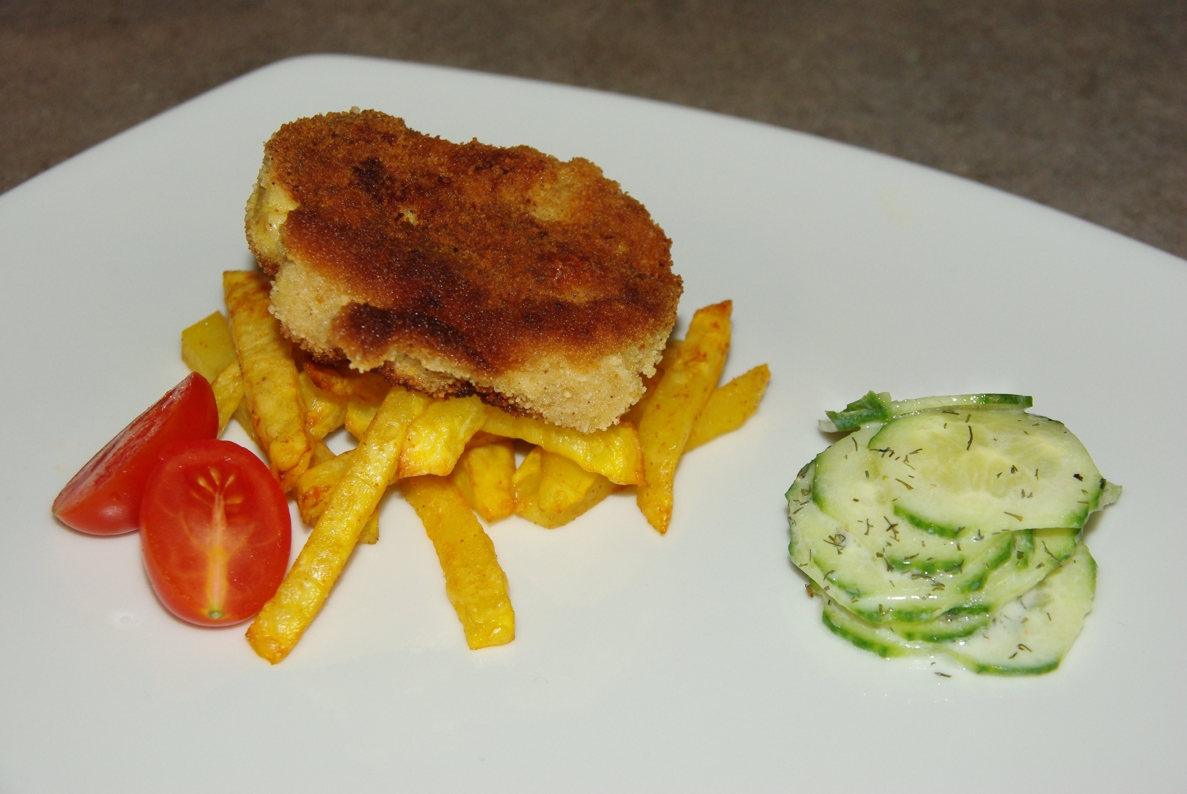 Chicken Nuggets mit Pommes und Gurkensalat2