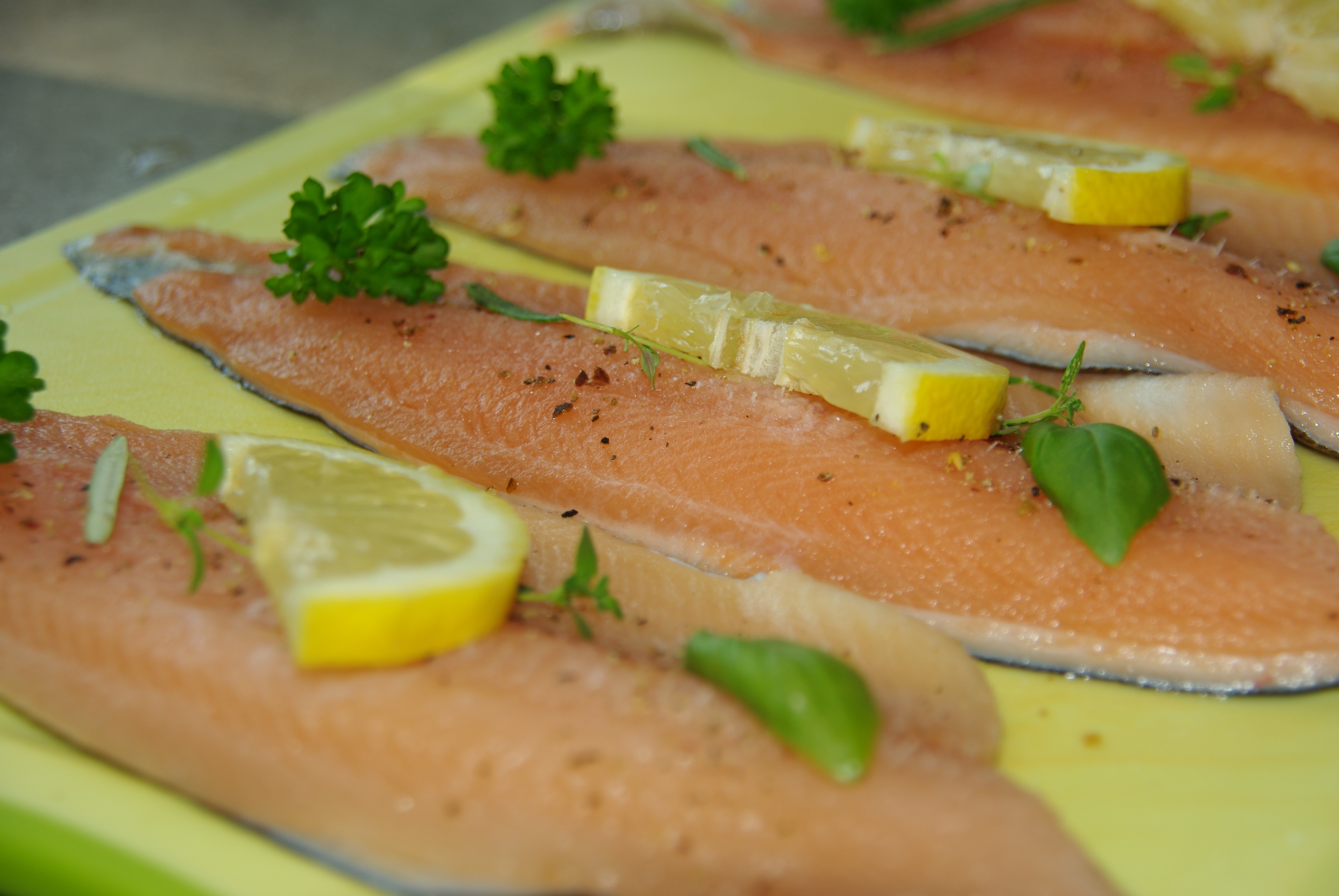 GegrilltesFiletvonderLachsforellemitGrillgemseundeinemkrftigenChardonnay