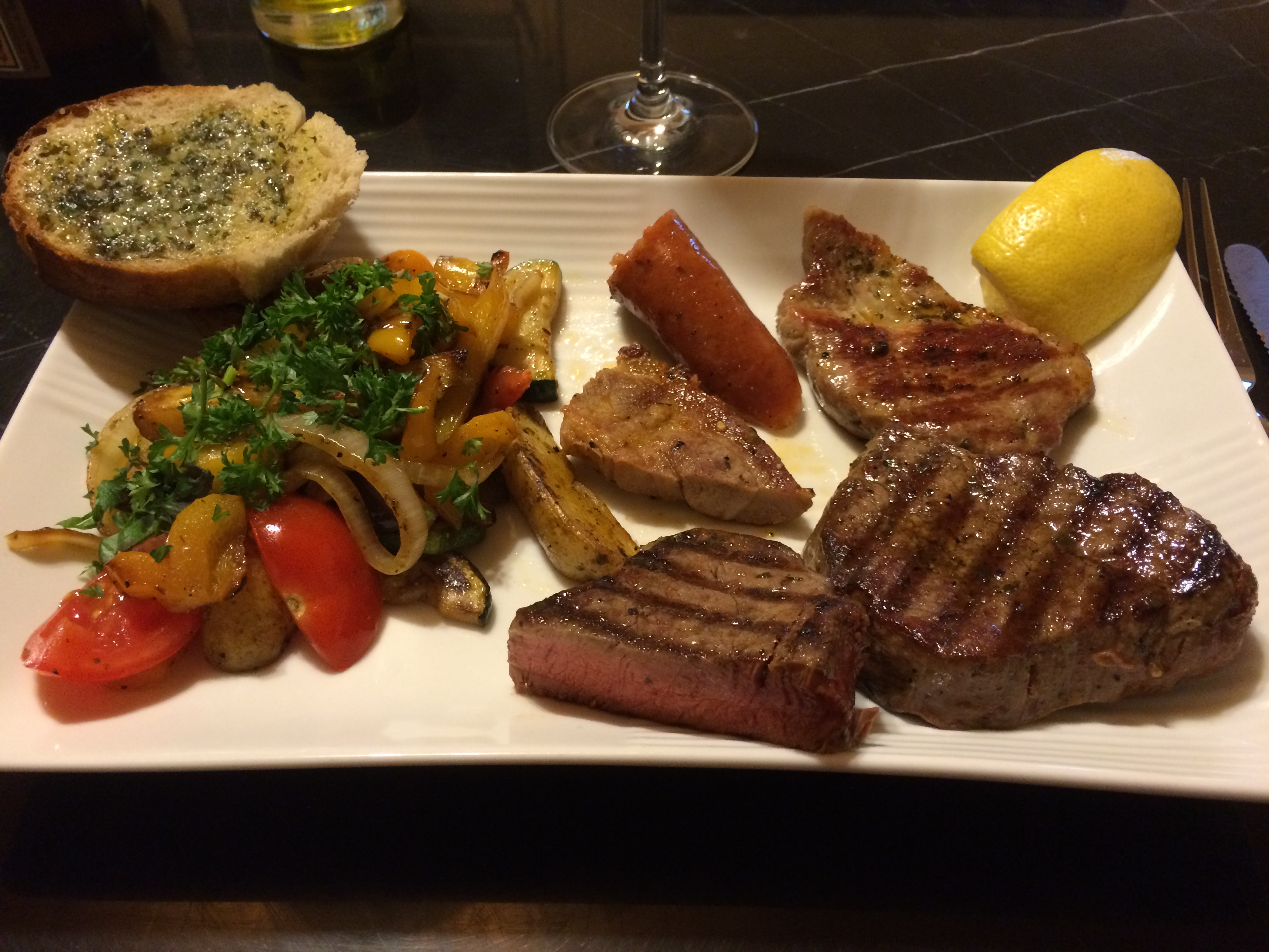 Grillteller fr herbstliche Tage  mit dry aged Rinderfilet und Grillgemse