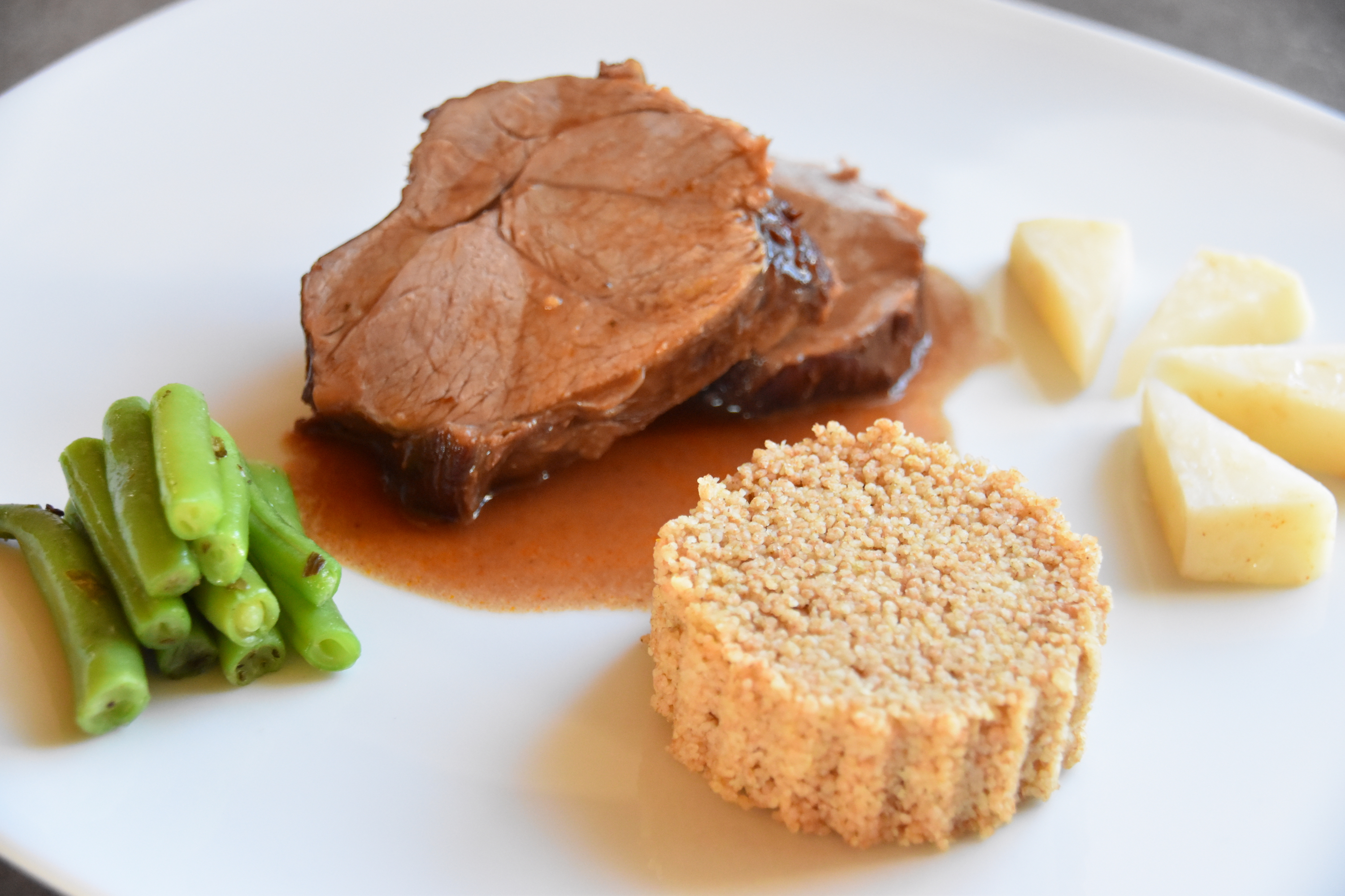 Lammbraten an Bohnen, Couscous und Selleriesalat mit Dunkelbier