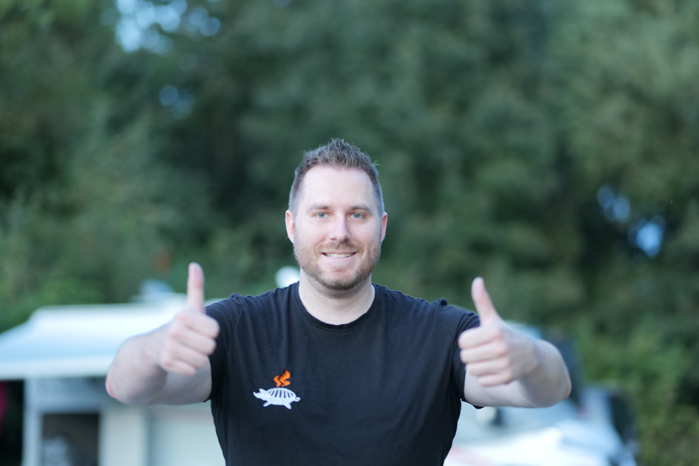 Ein Bild von Mario Alka, dem CEO von Grillschweine und Camptropia mit Daumen hoch