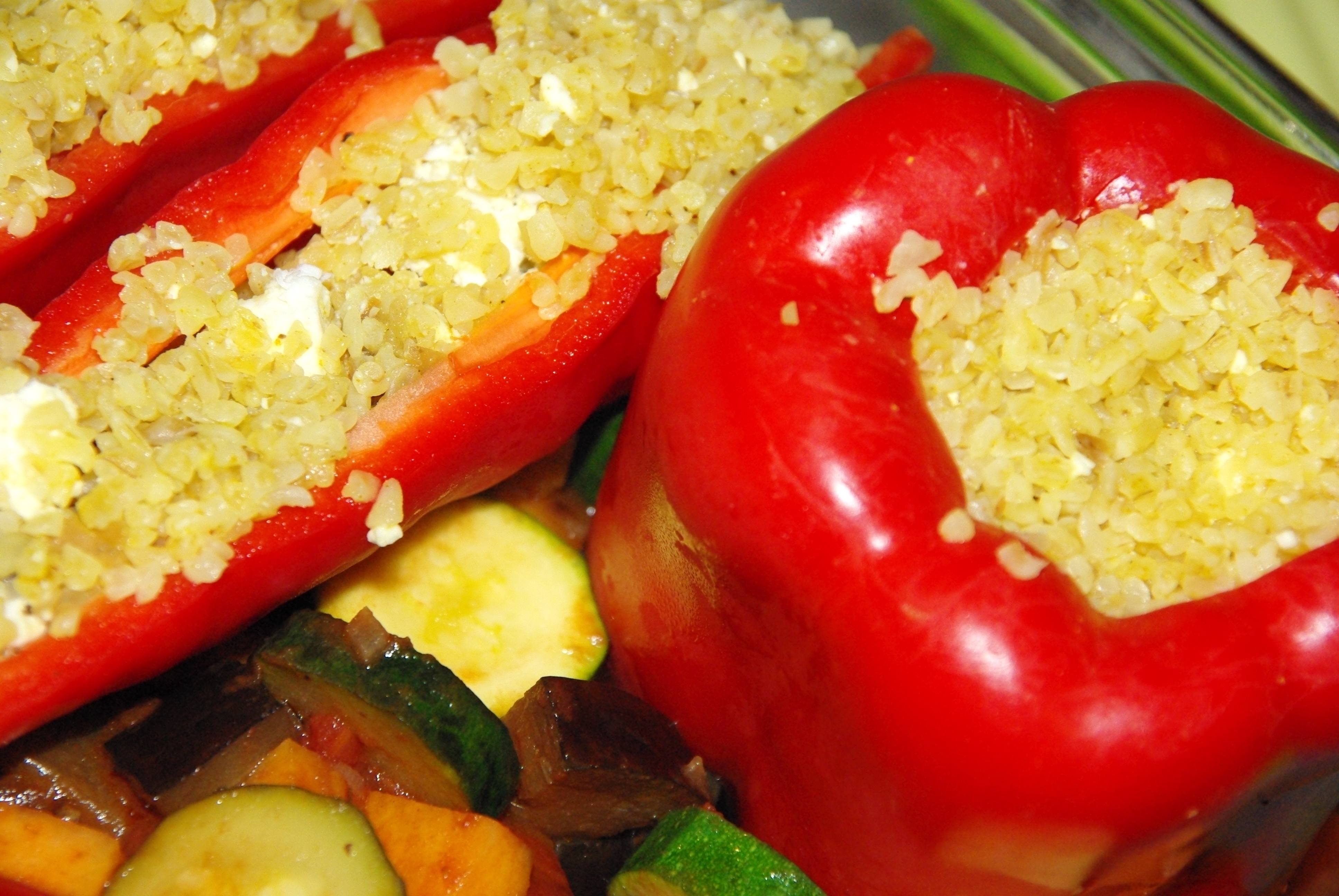 Mit Couscous und Feta gefllte Paprika auf Zucchini, Auberginen und Skartoffel mit Balsamico