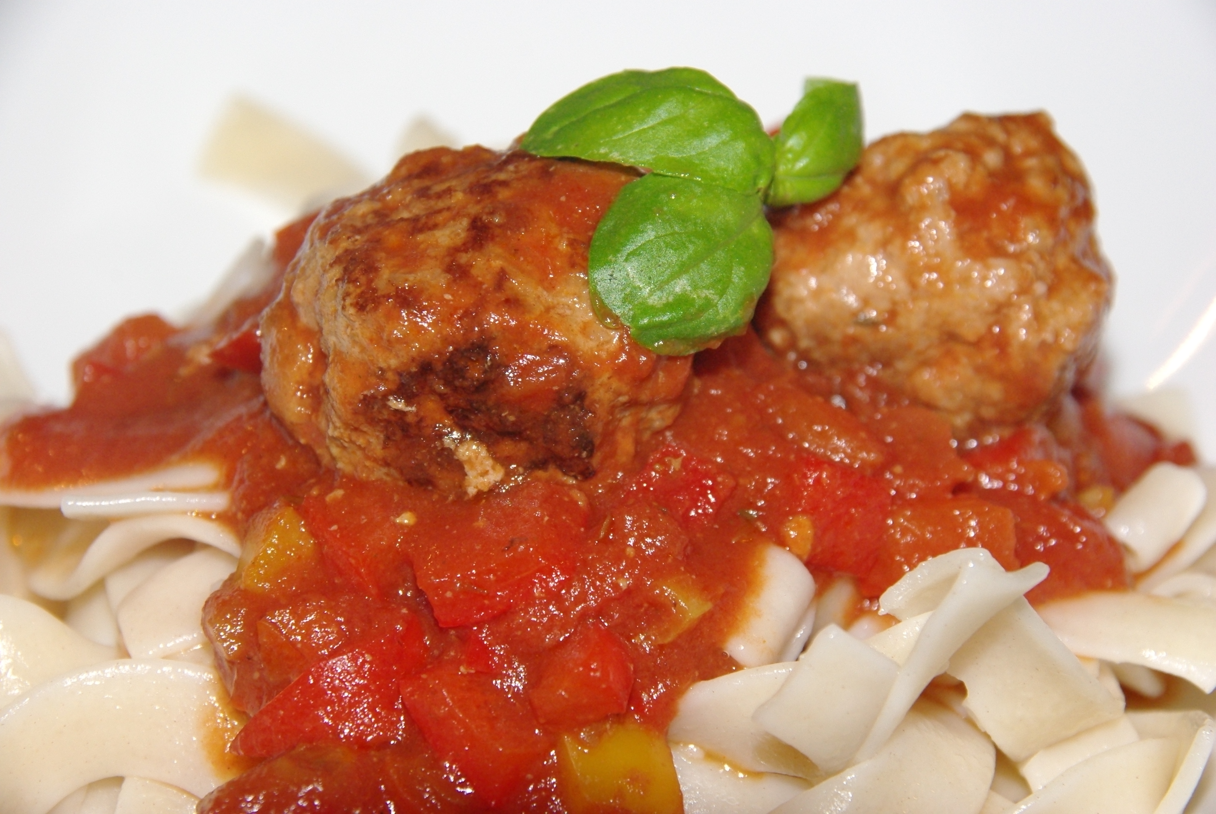 Polpette  Pasta mit Tomaten-Paprikasauce und Hackbllchen auf spanische Art