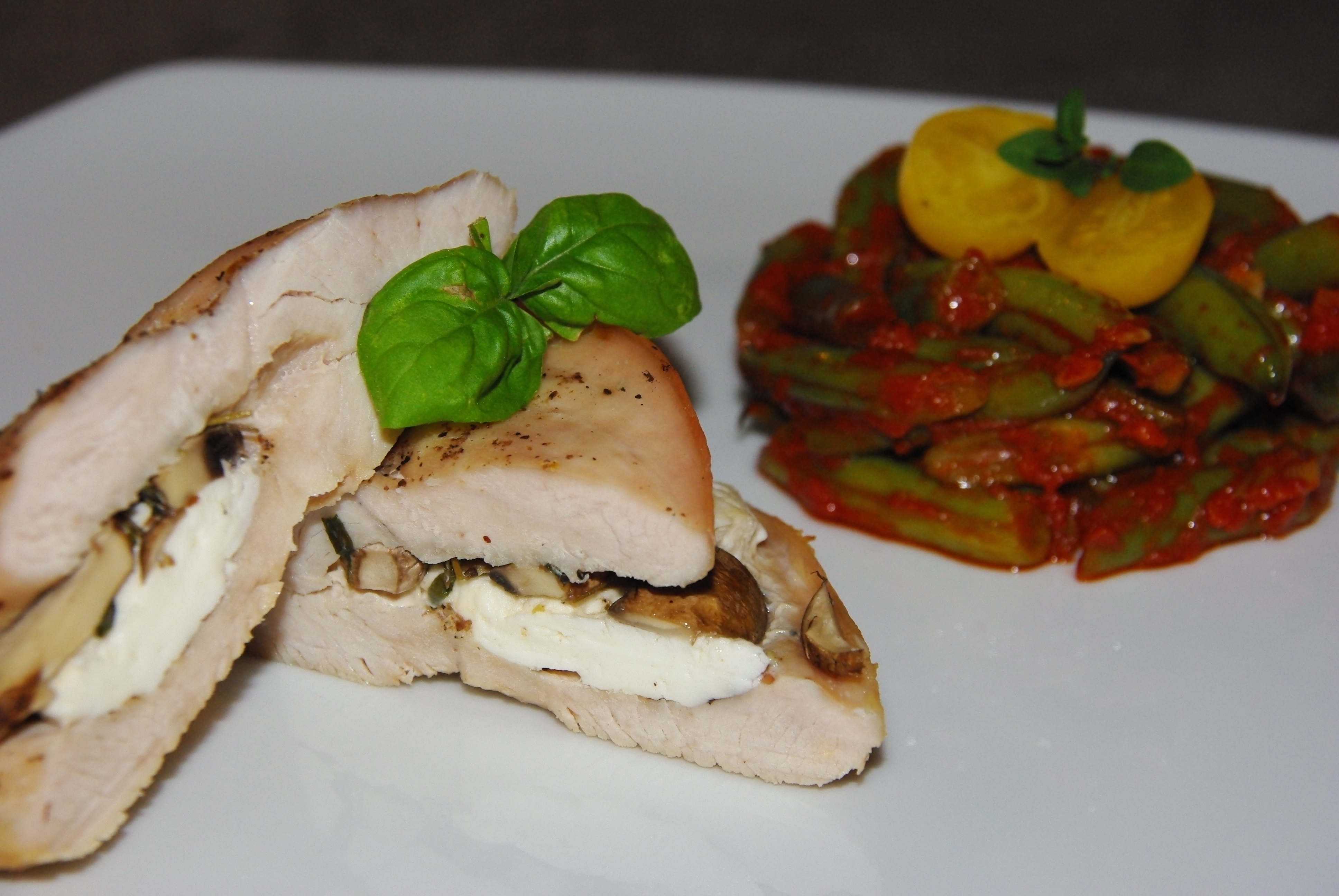 Putensteak mit Champignons und Ziegenkse gefllt mit Bohnen-Tomatengemse