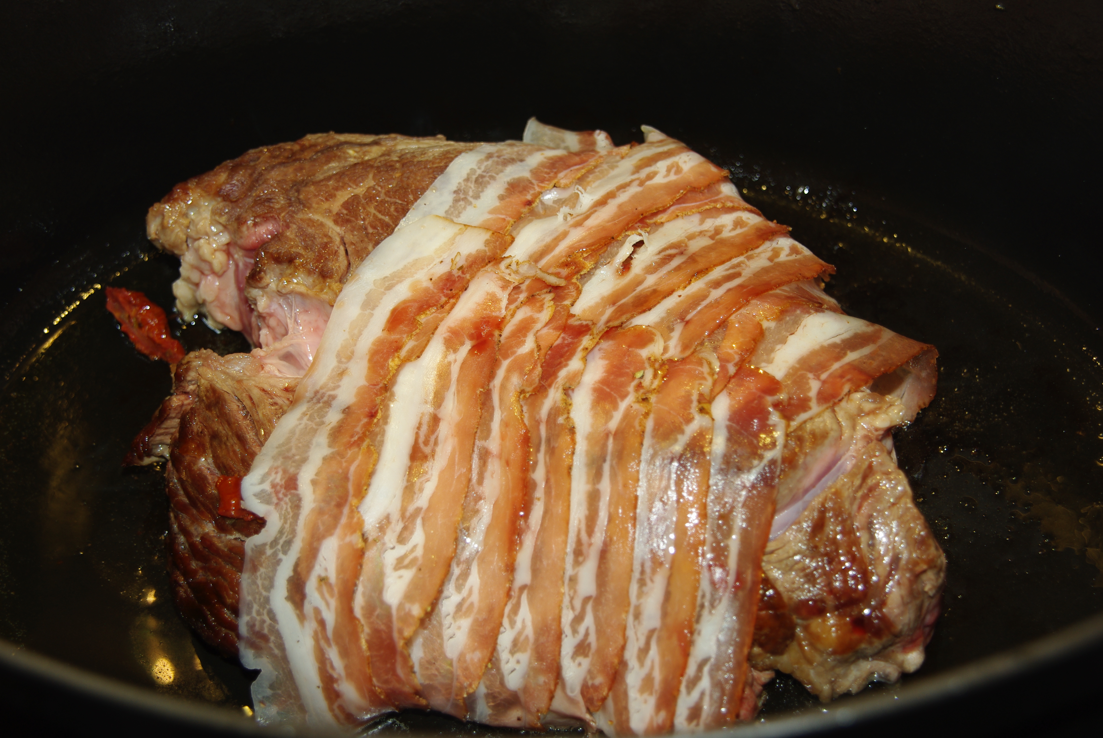 Rinderbraten in Tomaten-Speckmantel zu Kndel und Speckwirsing