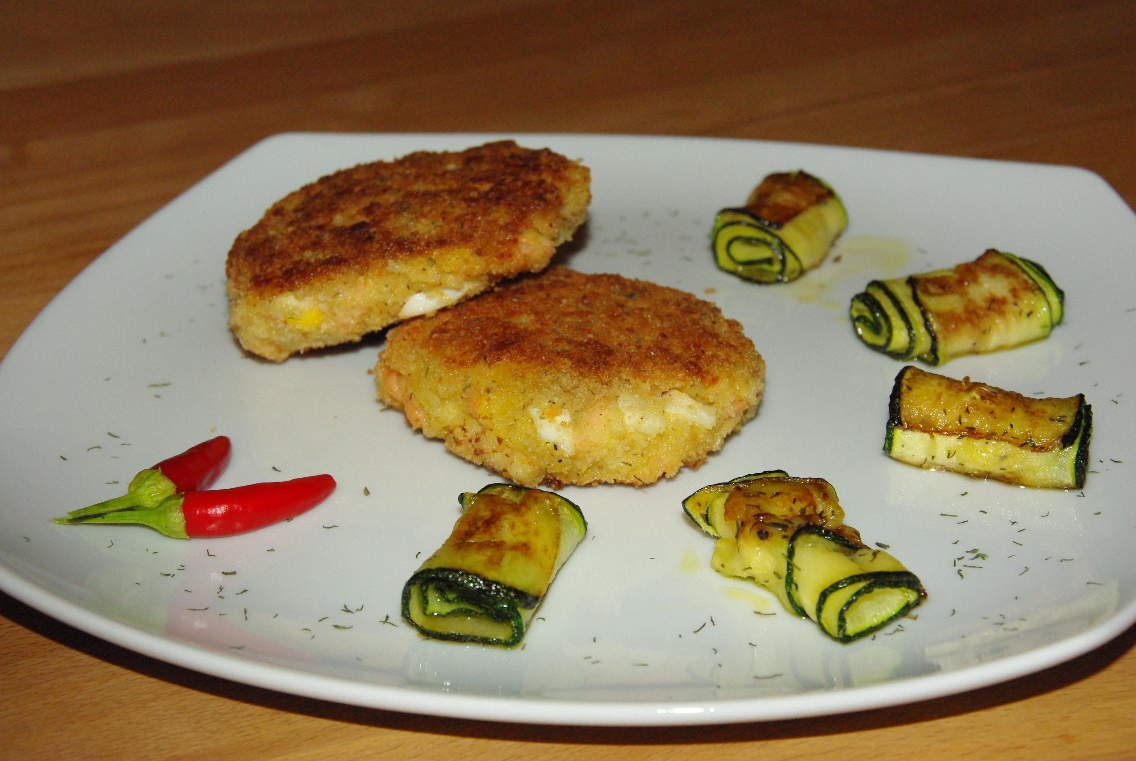 Rucherlachsfrikadellen mit Kartoffeln und Bulgur zu Zucchinirllchen