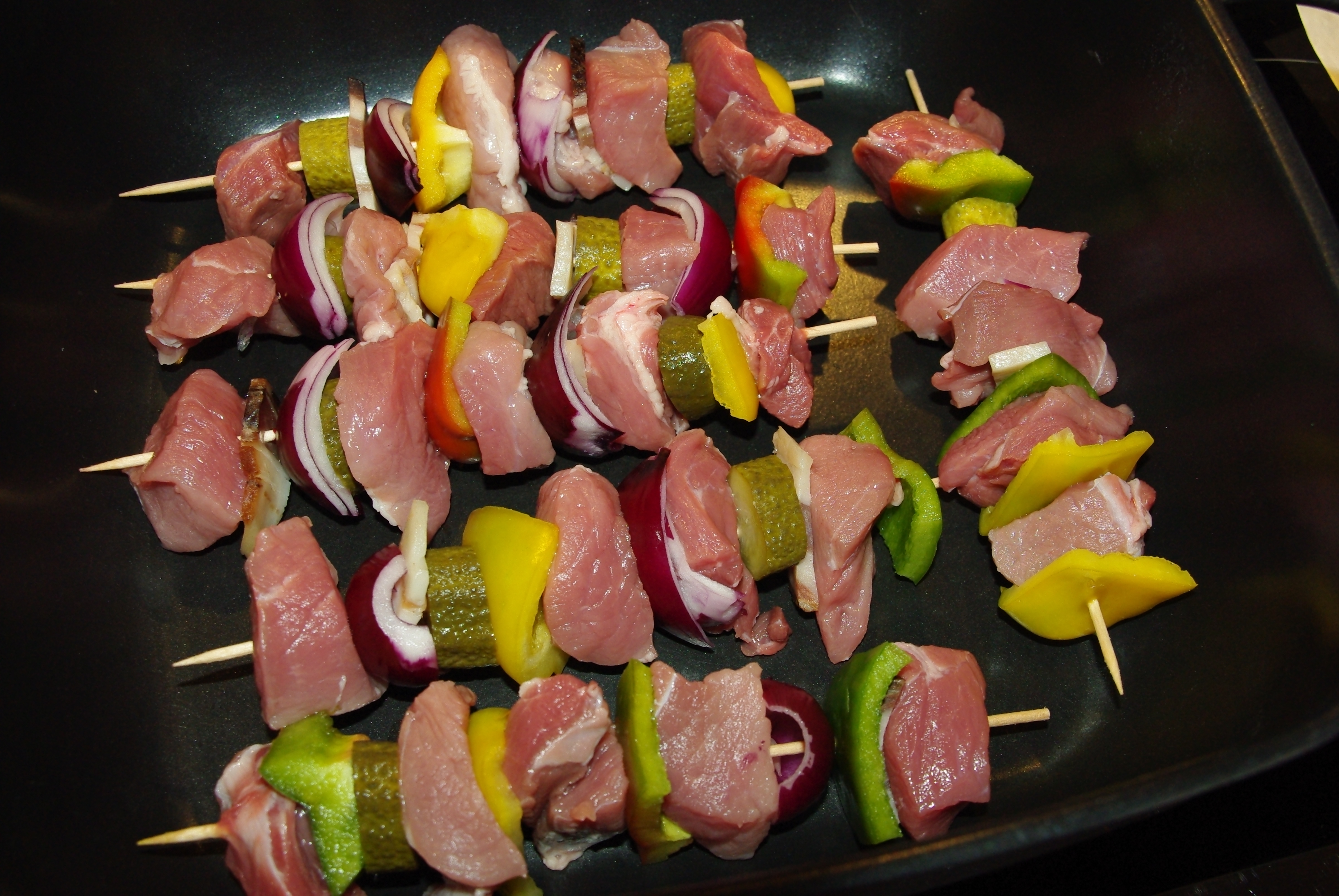 Schaschlik mit Pommes und Krautsalat und einem roten Spanier2