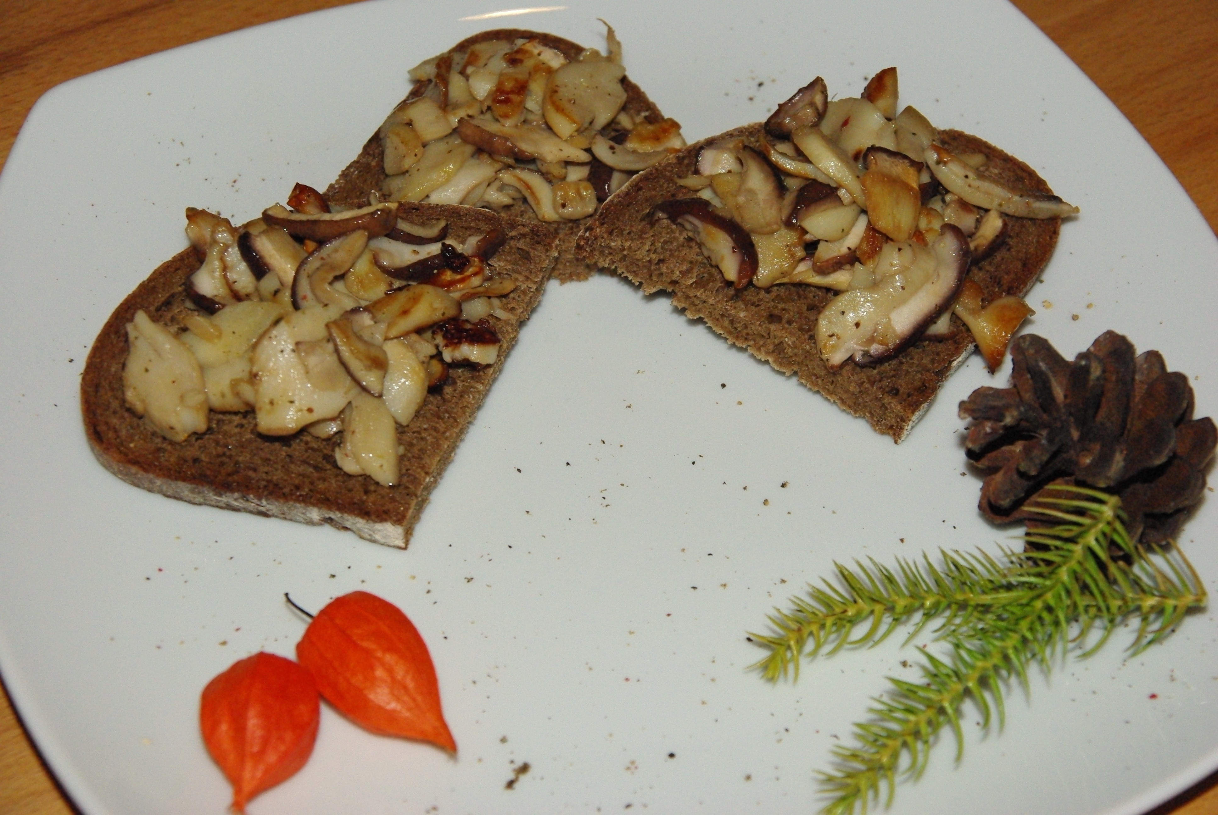 Steinpilzbruschetta mit weißem Portwein und Hähnchenkeule auf dem Scheiterhaufen2
