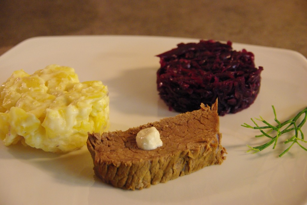 Tafelspitz mit Blaukraut und saurem Kartoffelgemse