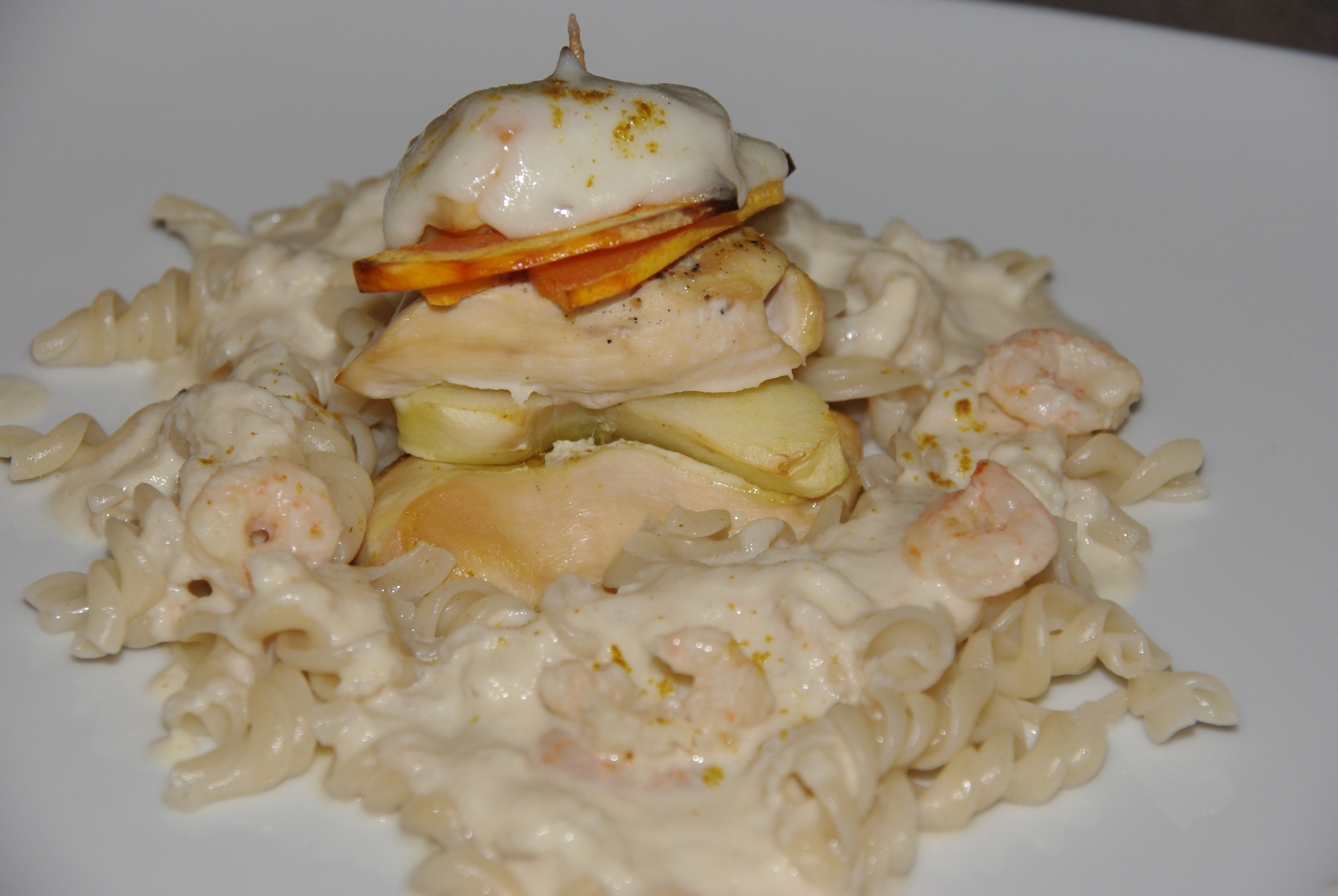 TrmchenausHhnchenbrustmitApfelKrbisundZiegenkseaneinerKokos-Garnelensauce