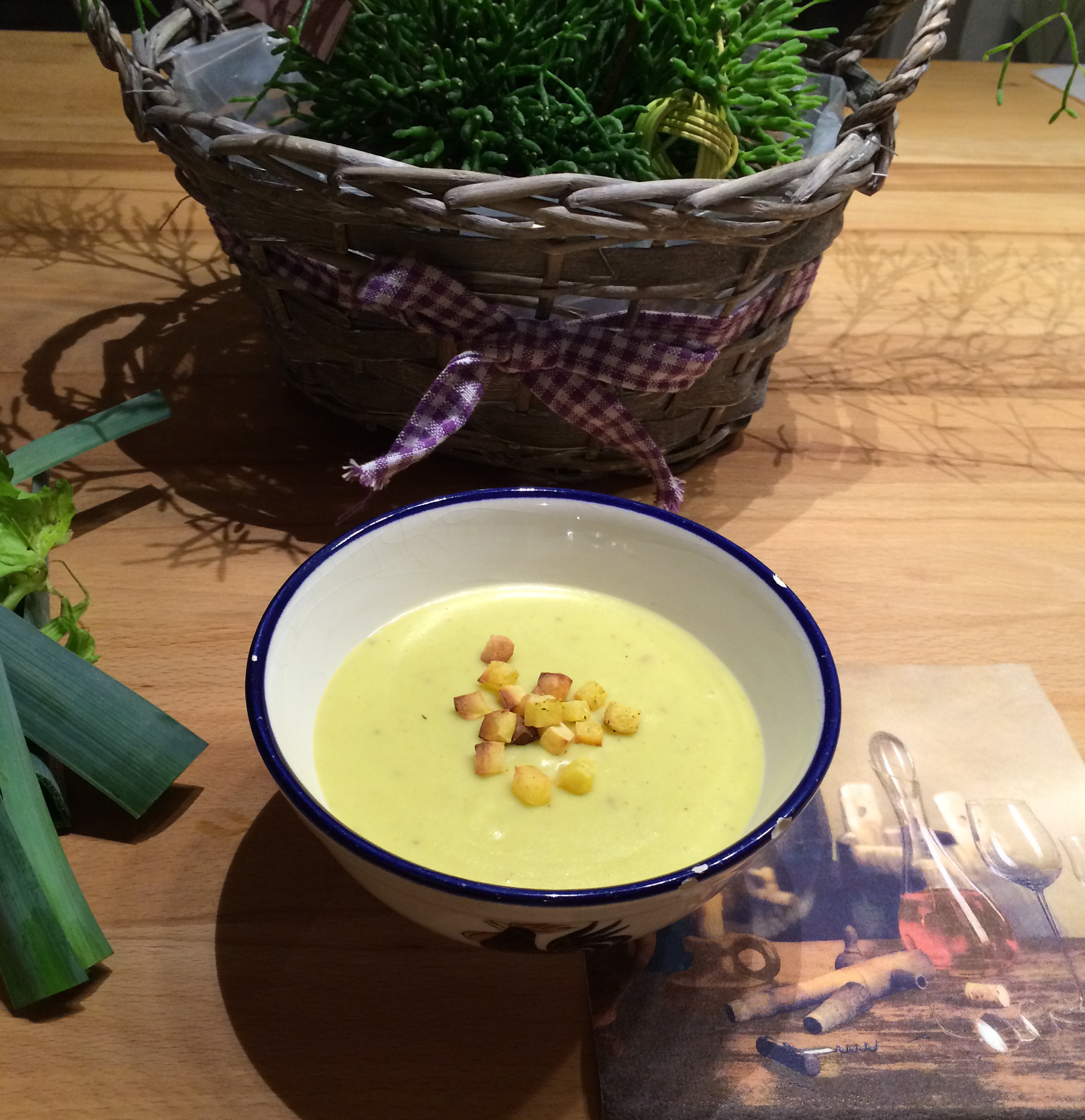 Vichyssoise  kalte Kartoffelsuppe mit gersteten Kartoffelwrfeln