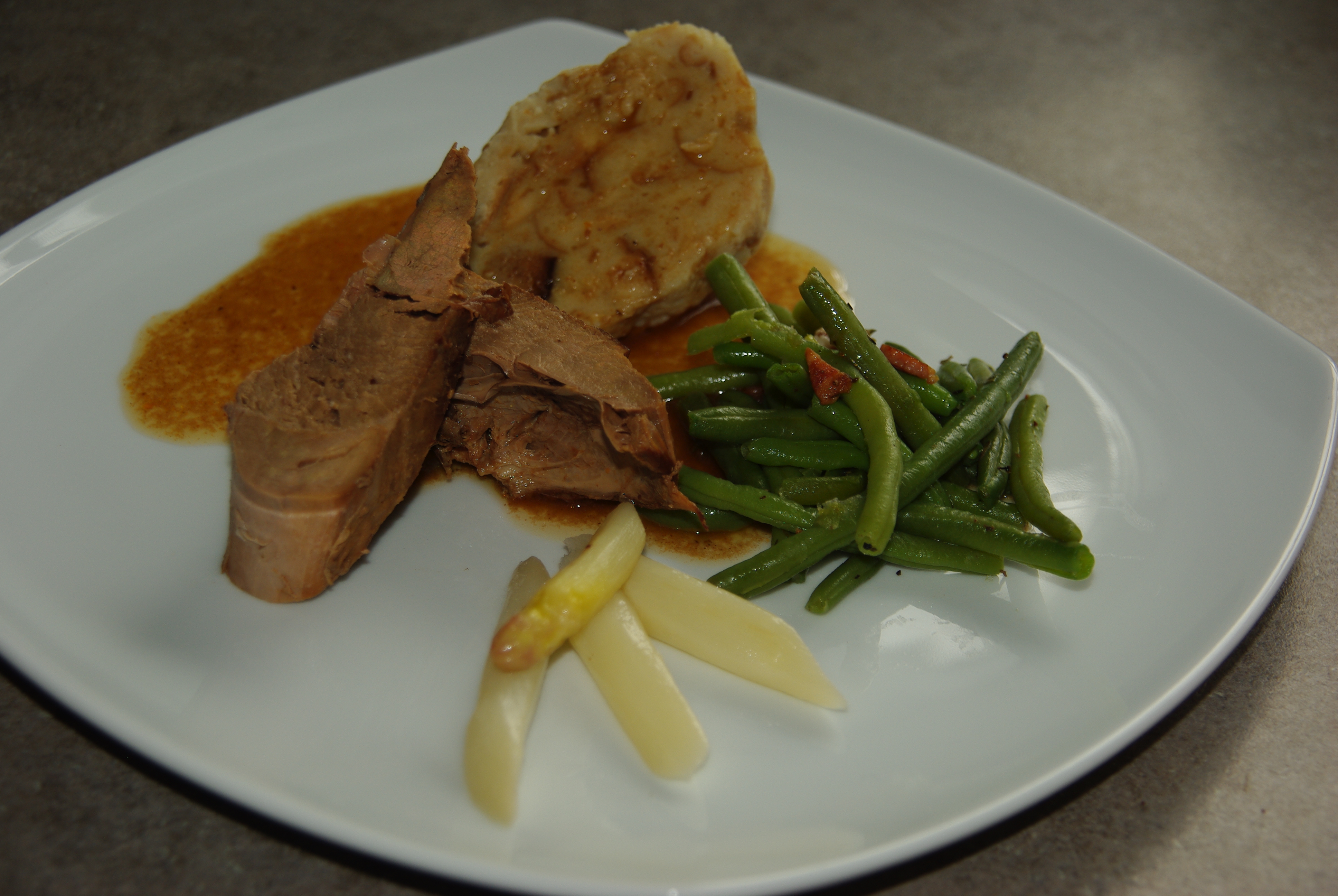 WildschweinbrateninDattelsaucemitSpeckbohnenSpargelgemseundSemmelkndel