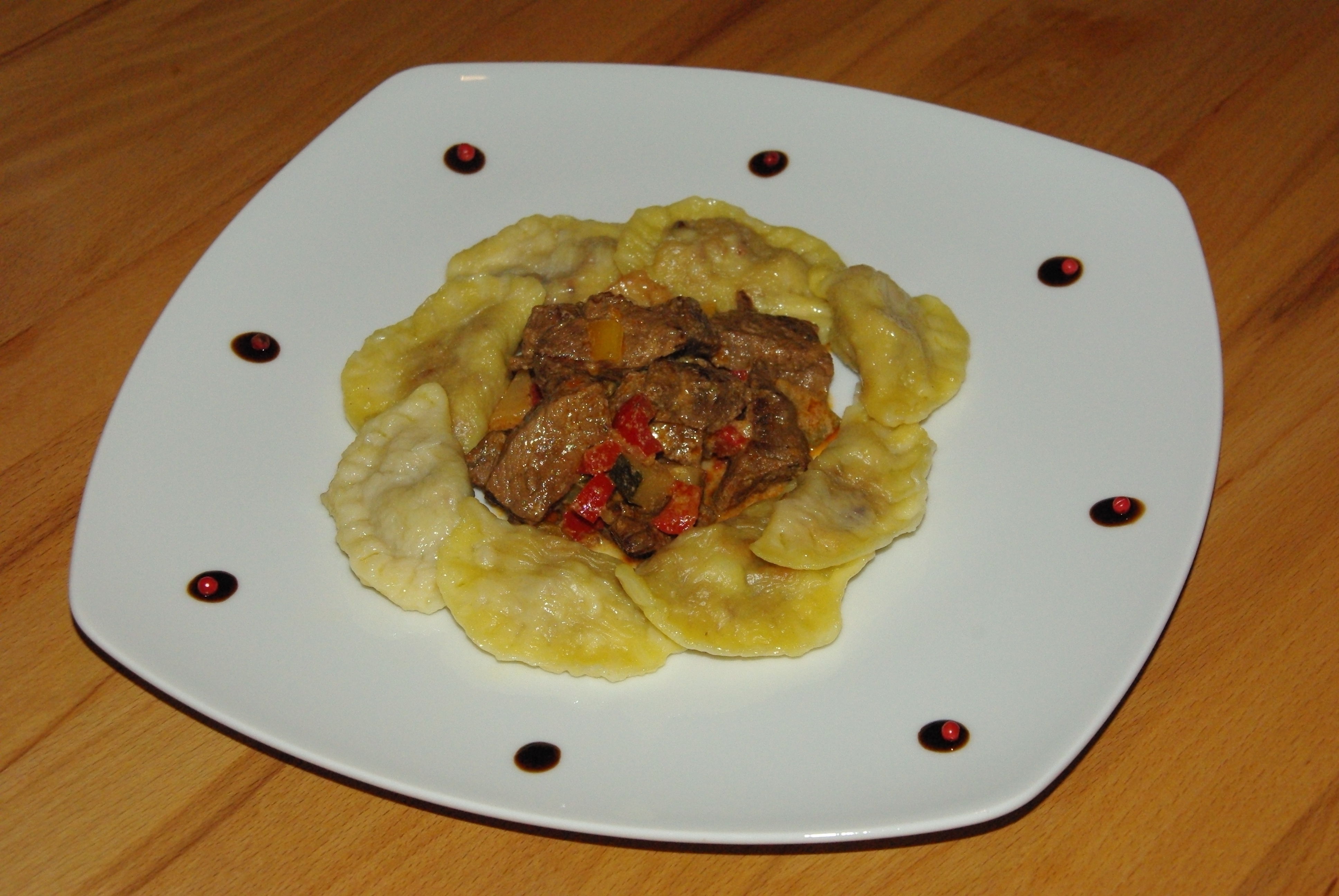 Zucchinicremesuppe, Rinderfiletstreifen mit Ravioli, Birnentiramisu und Gewrztraminer