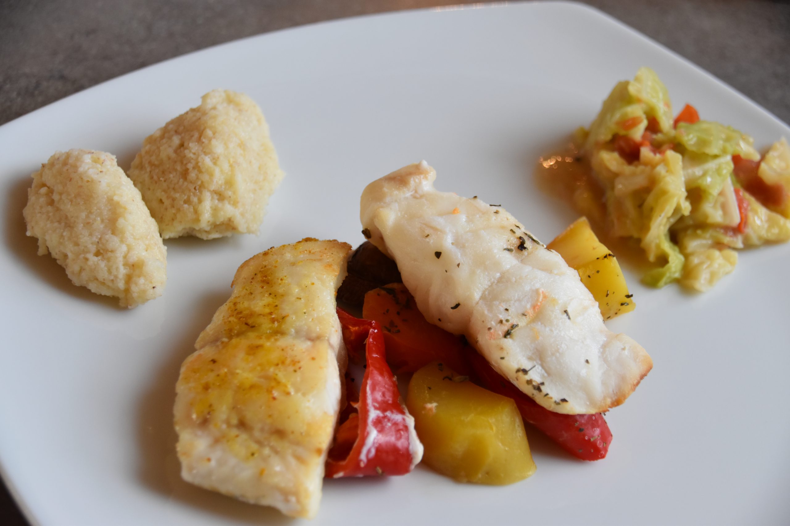 ZweierleiWinterkabeljauSkreiaufOfengemsemitParmesannockerlundTomatenwirsing