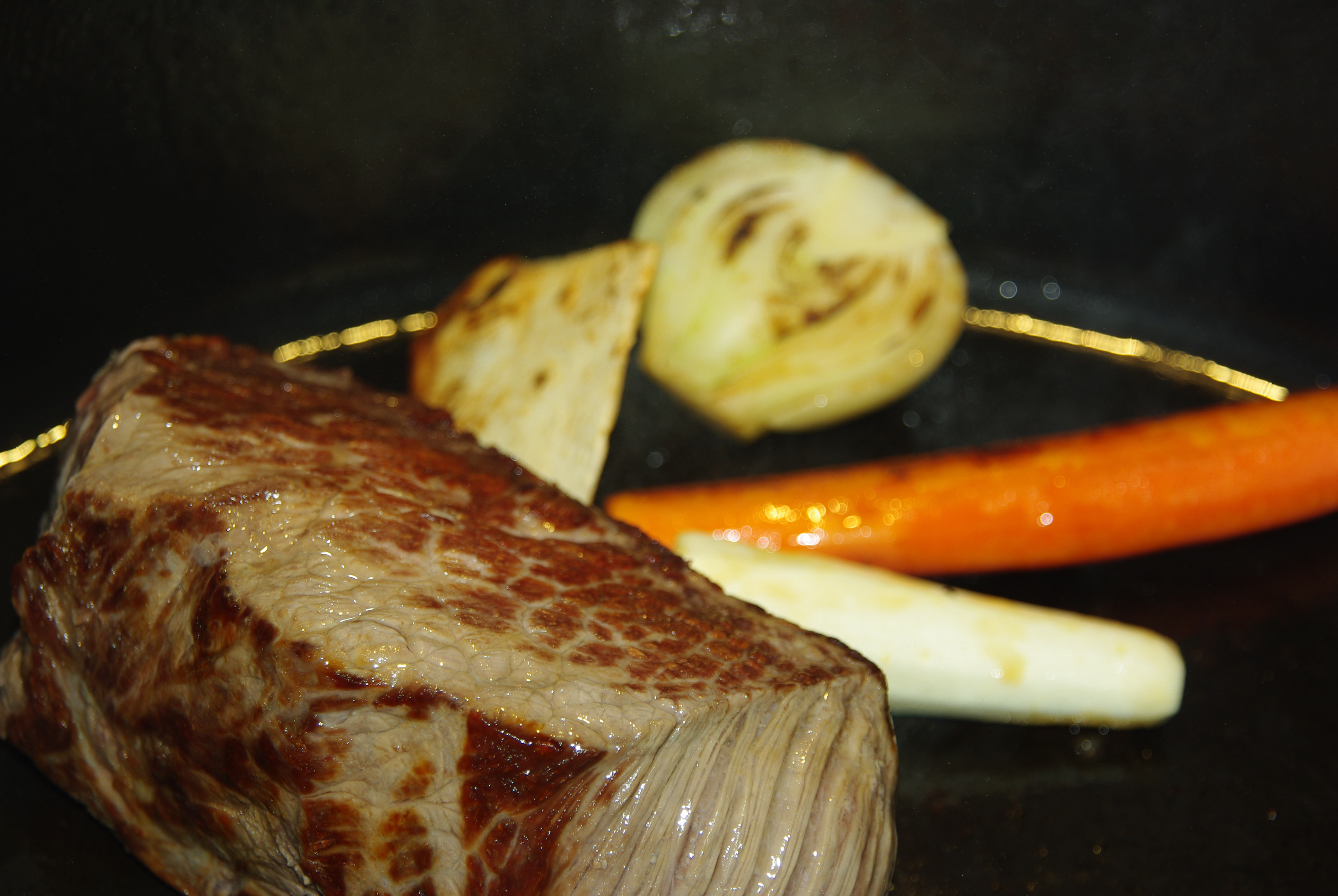 Zwiebelrostbraten vom Roastbeef mit zweierlei Zwiebeln und Kartoffelrsti