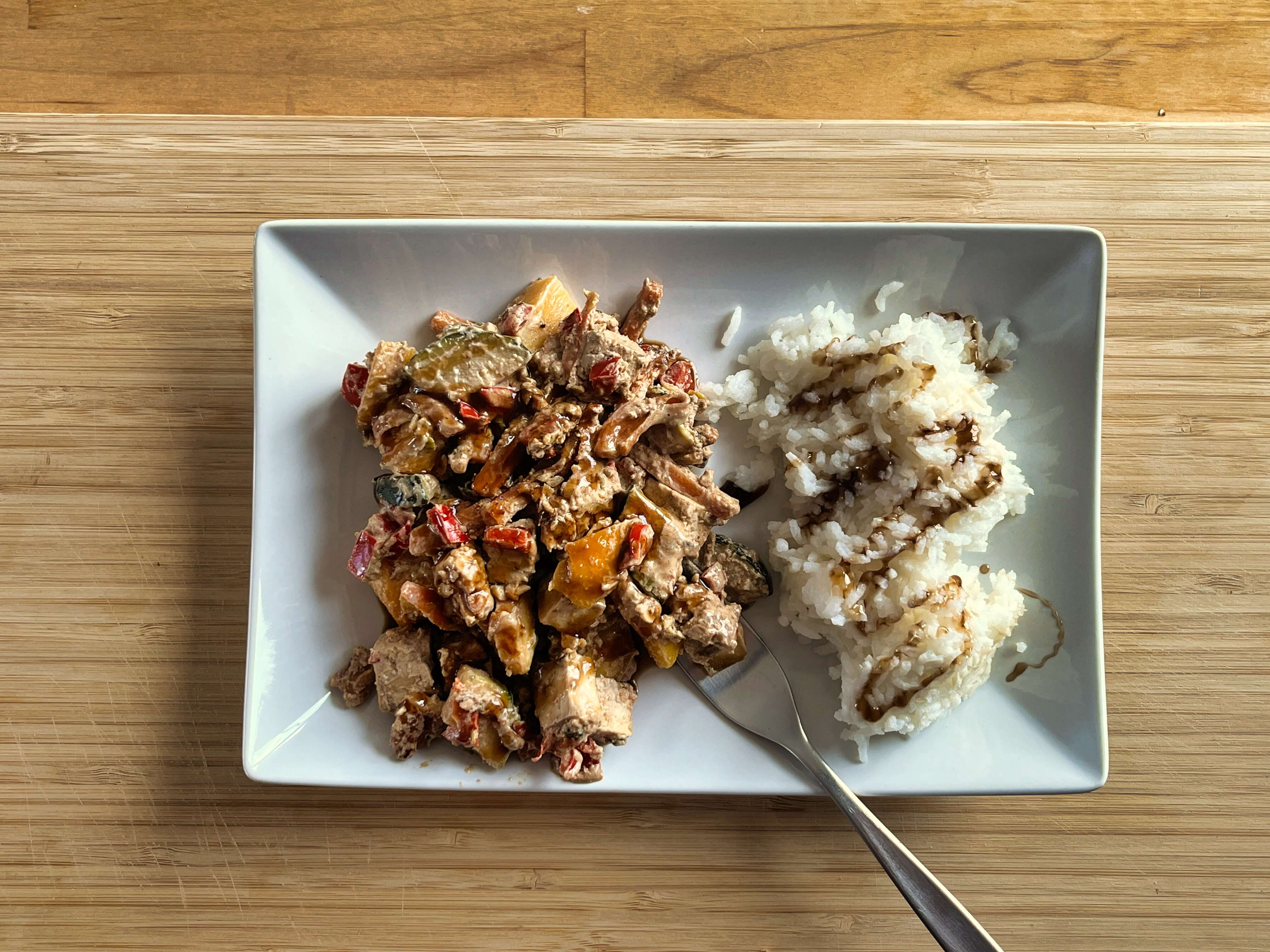 Asiatische Gemüsepfanne mit Tofu und Erdnusssoße fertig