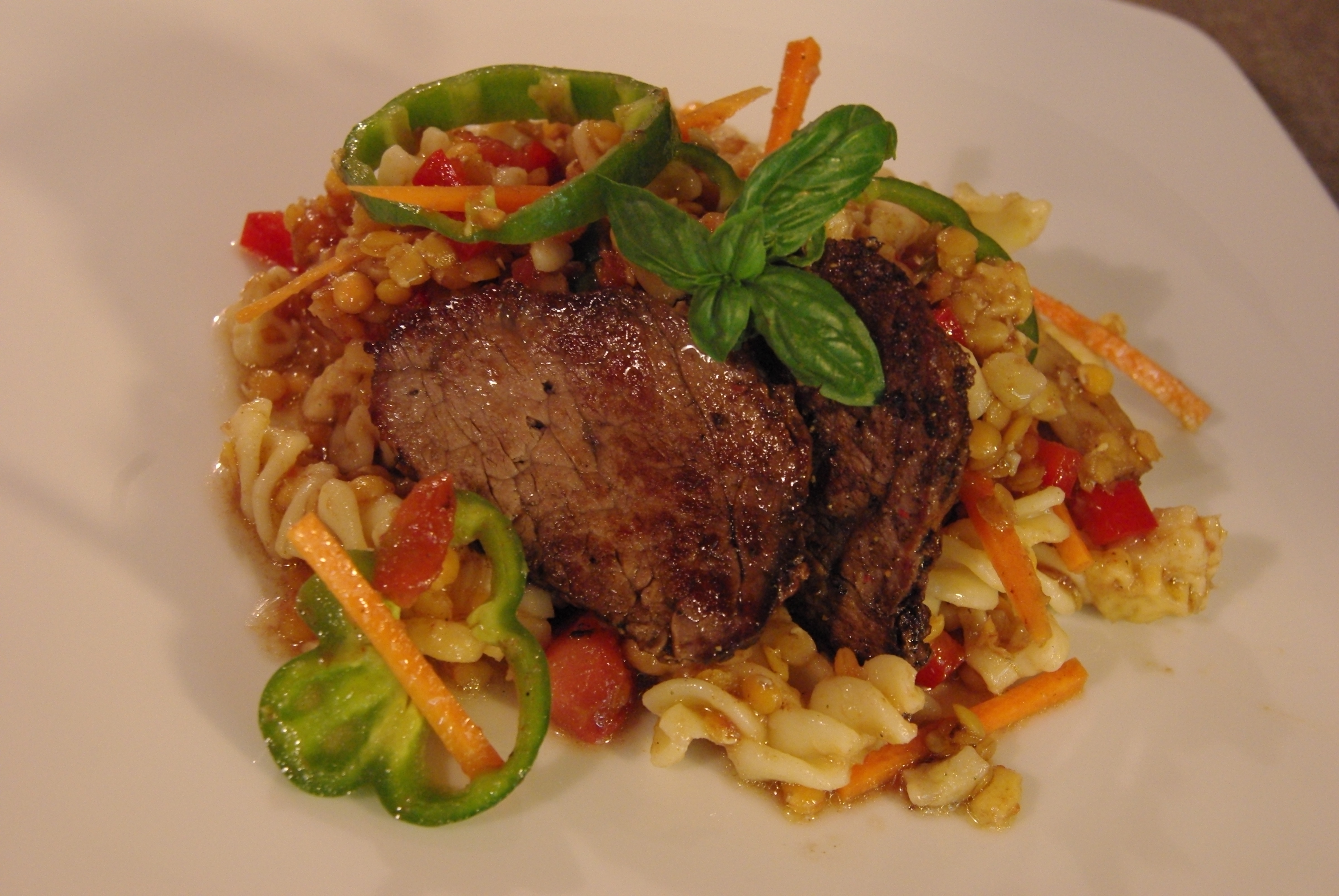 Nudelsalat mit Rinderfiletscheiben und bunten Linsen                                 Nudelsalat mit Rinderfiletscheiben und bunten Linsen