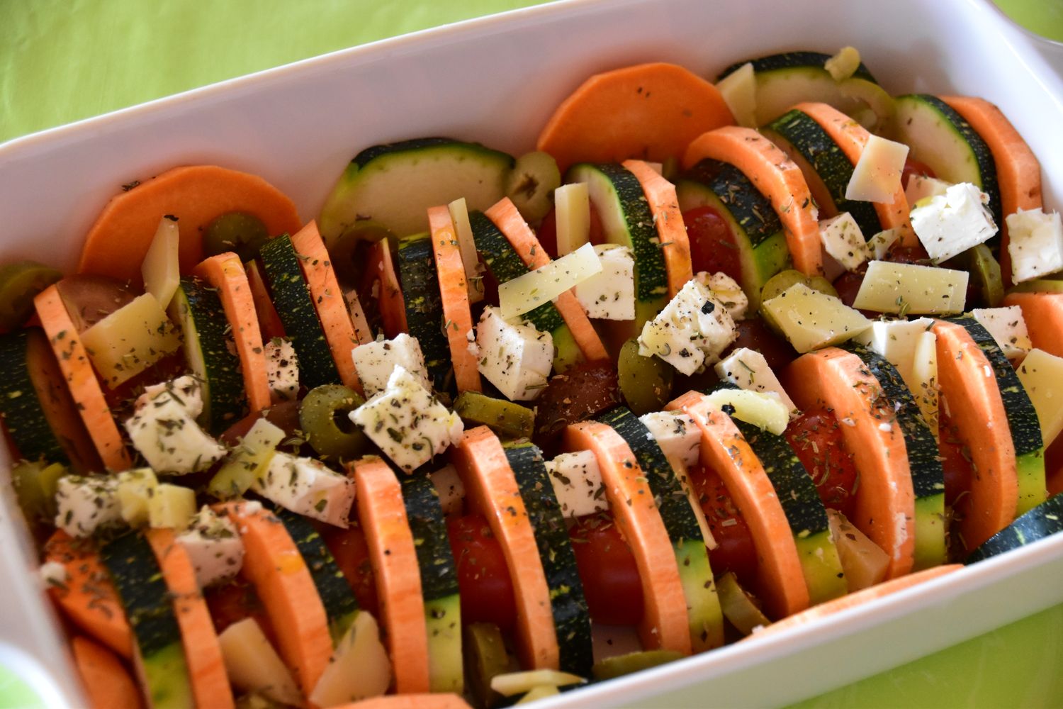 Mediterranes Zucchini Süßkartoffel Gemüse mit Tomaten und Feta – Beilage für Faule