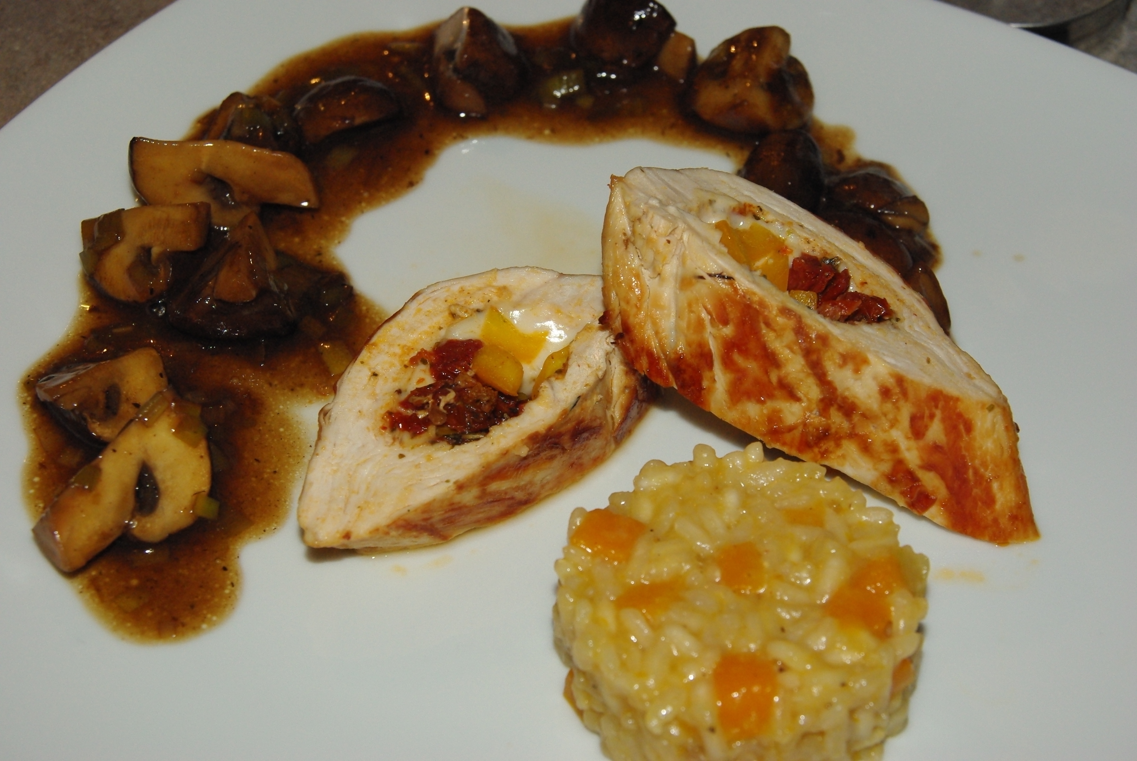 Mediterran gefüllte Hähnchenbrust mit Balsamico-Champignons Mediterran gefüllte Hähnchenbrust mit Balsamico-Champignons