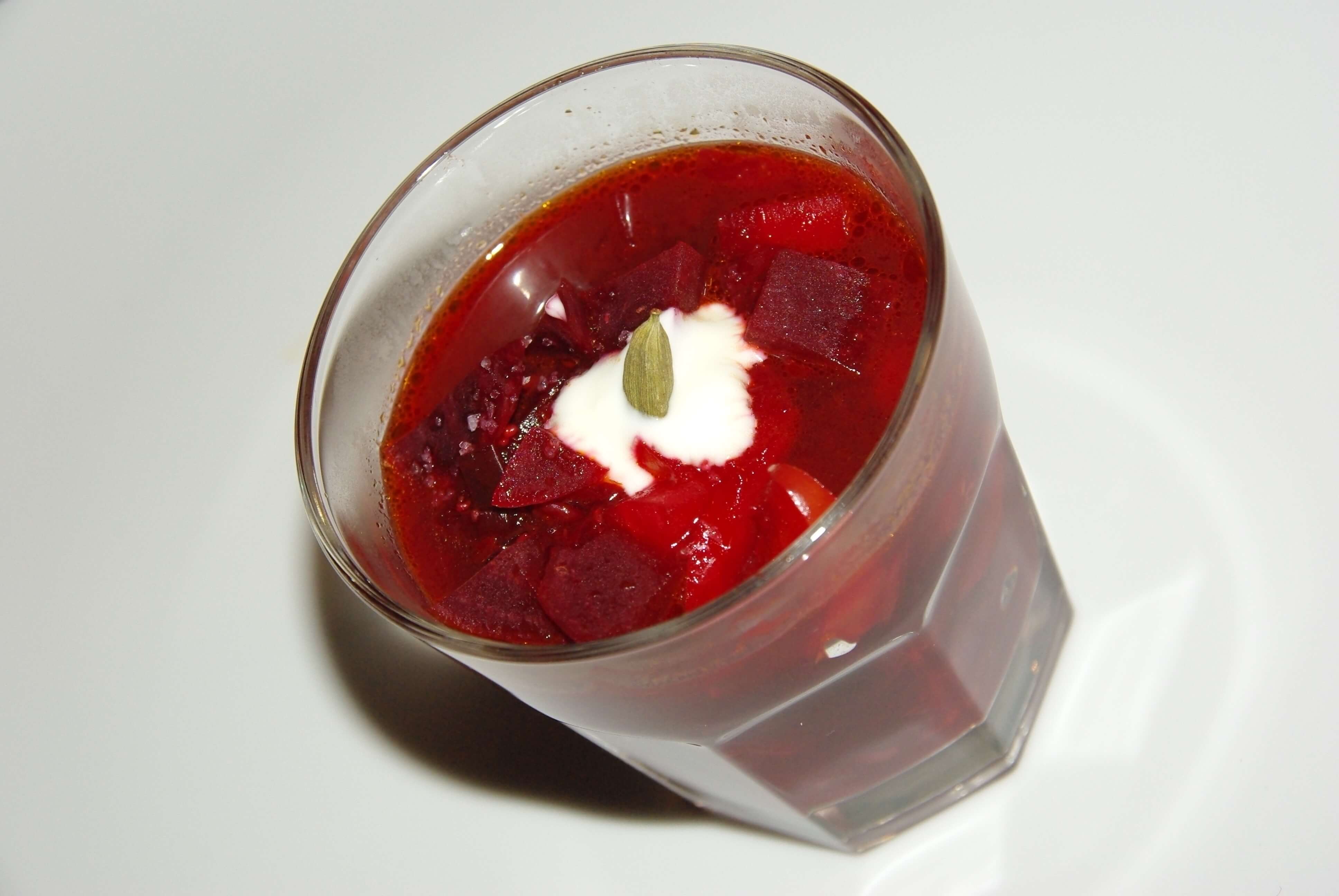 Rote Beete Suppe mit Paprika und Zitrone Rote Beete Suppe mit Paprika und Zitrone