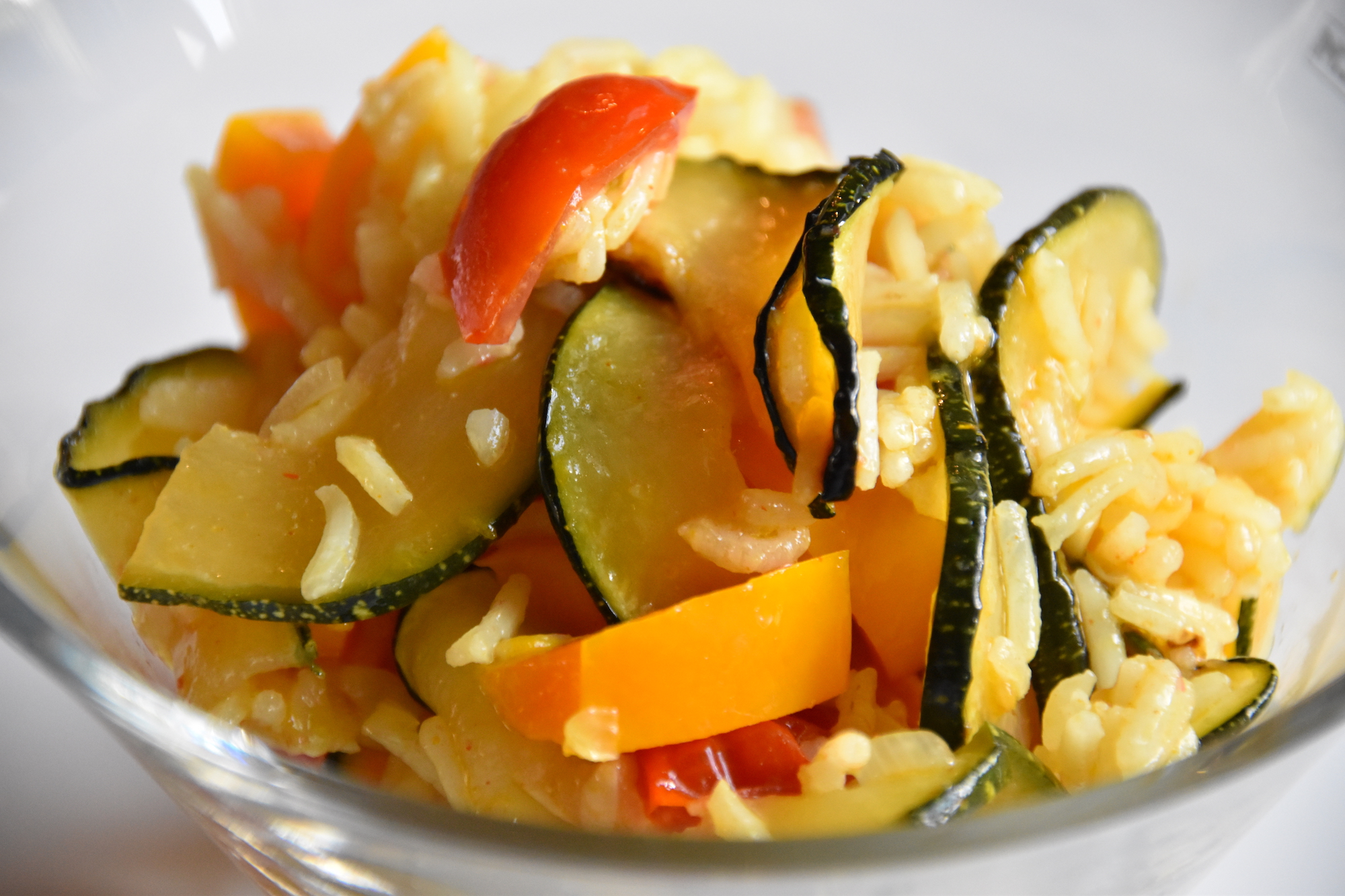 Curry-Reissalat mit Zucchini, Tomaten und Paprika