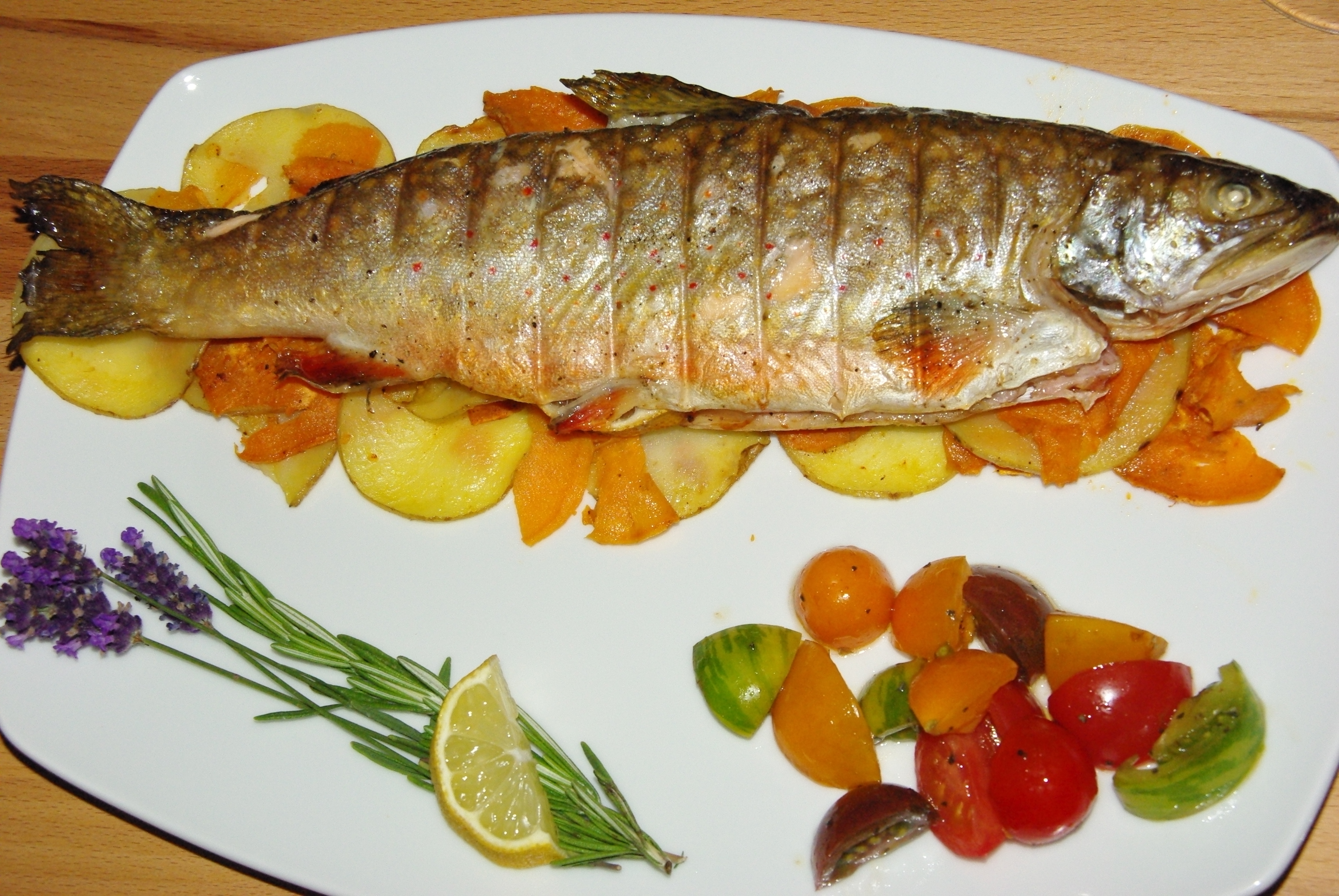 Saibling vom Grill auf Süßkartoffelchips und buntem Tomatensalat Saibling vom Grill auf Süßkartoffelchips und buntem Tomatensalat