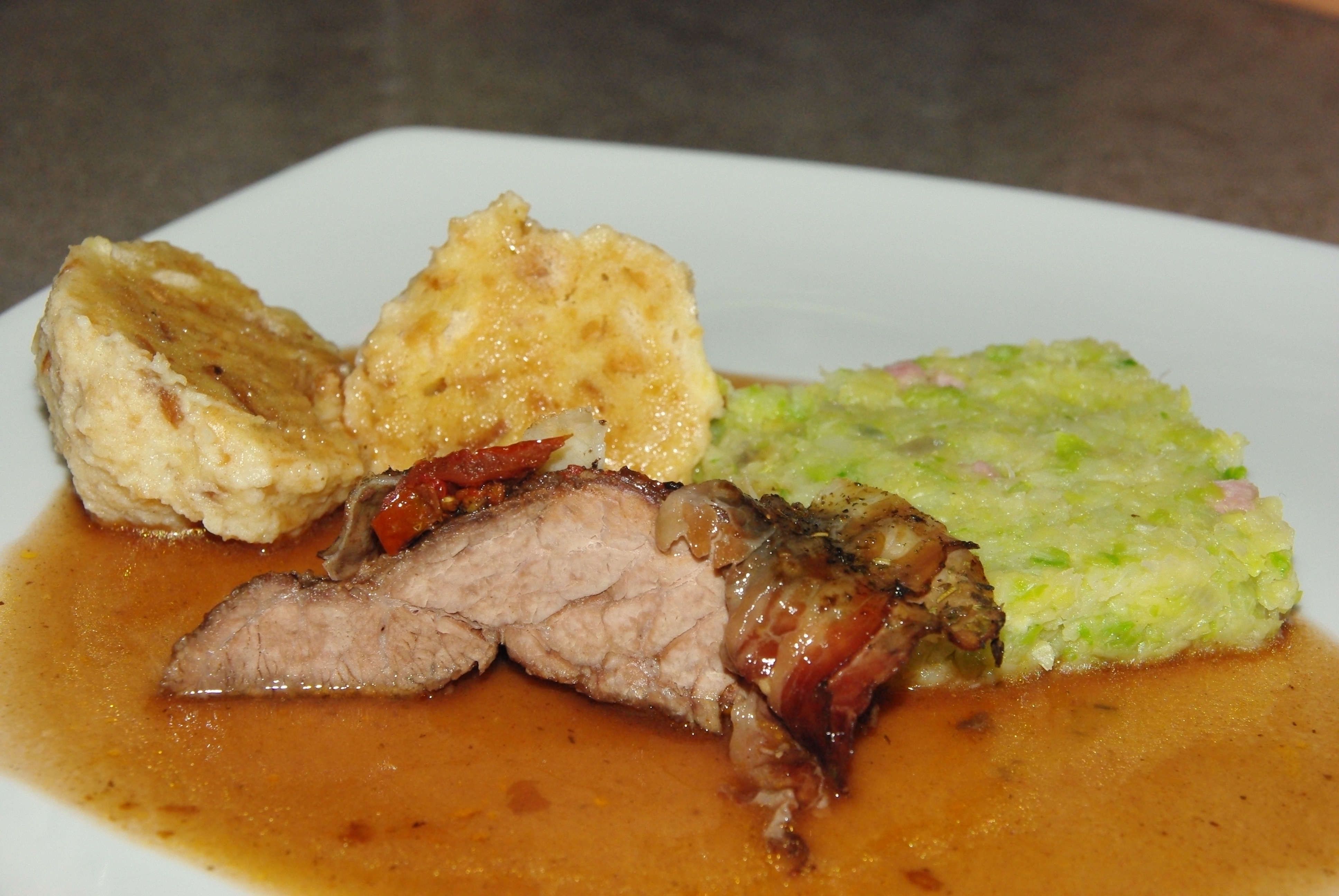 Rinderbraten in Tomaten-Speckmantel zu Knödel und Speckwirsing Rinderbraten in Tomaten-Speckmantel zu Knödel und Speckwirsing