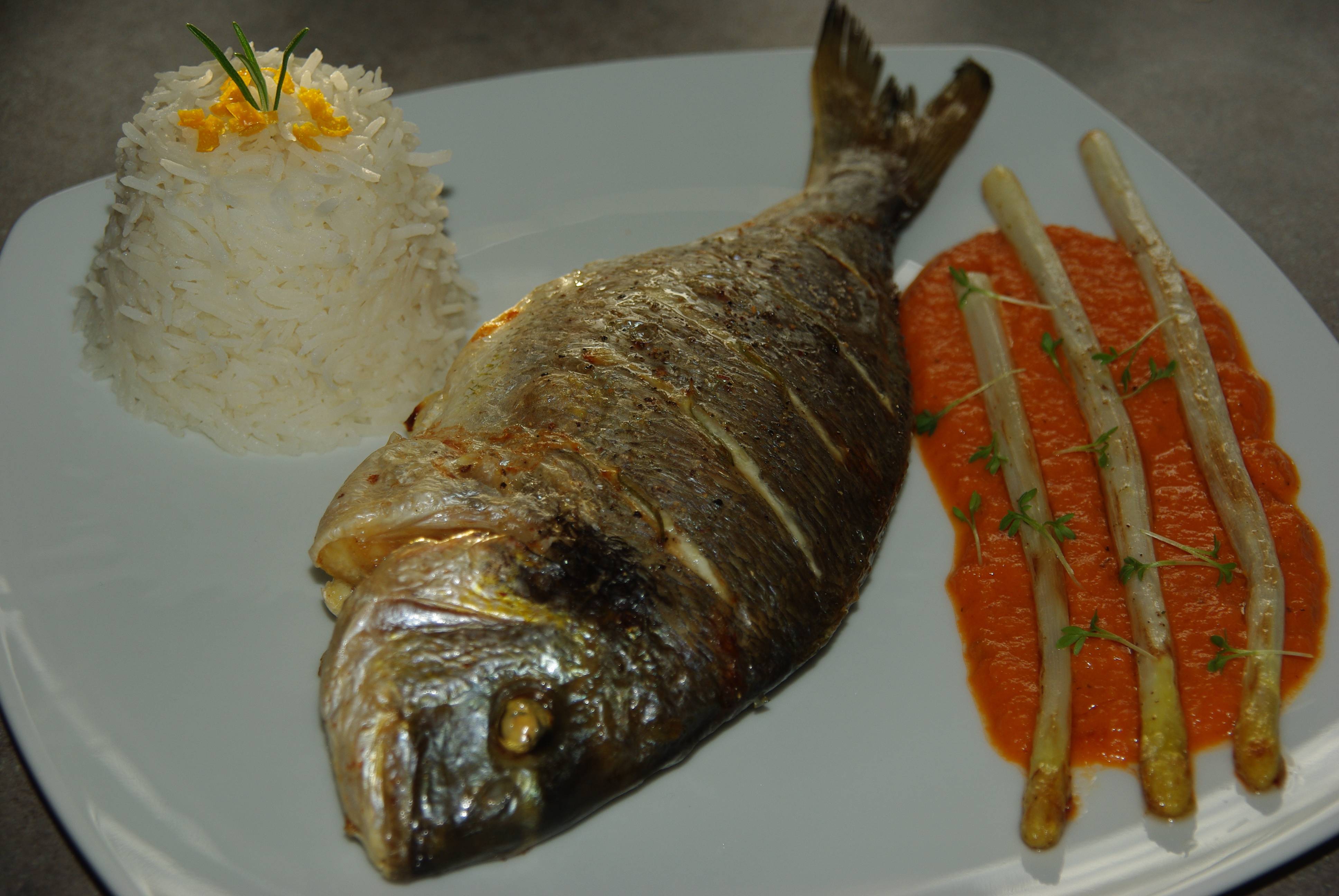 Karfreitagsmenü mit Spargel, Orange, Dorade und Avocado-Sahne Karfreitagsmenü mit Spargel, Orange, Dorade und Avocado-Sahne