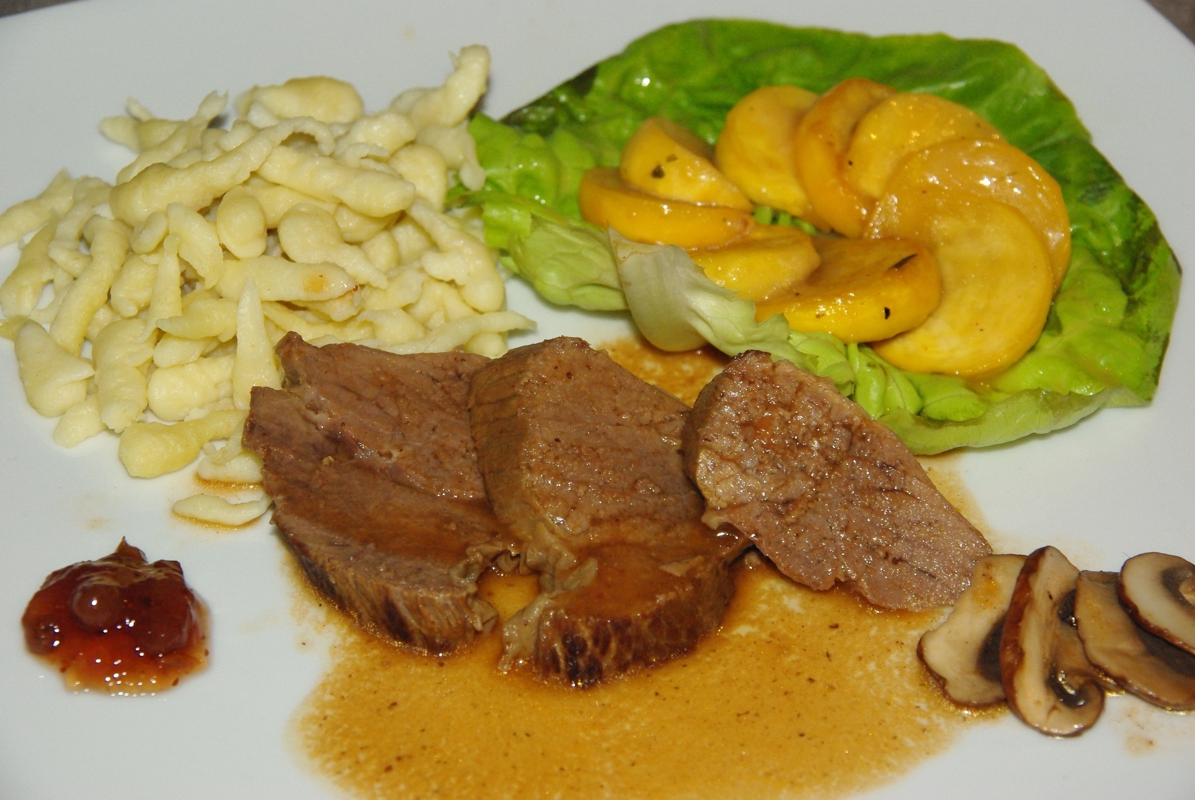 Rinderschmorbraten mit Spätzle, Champignons und Teltower Rübchen Rinderschmorbraten mit Spätzle, Champignons und Teltower Rübchen