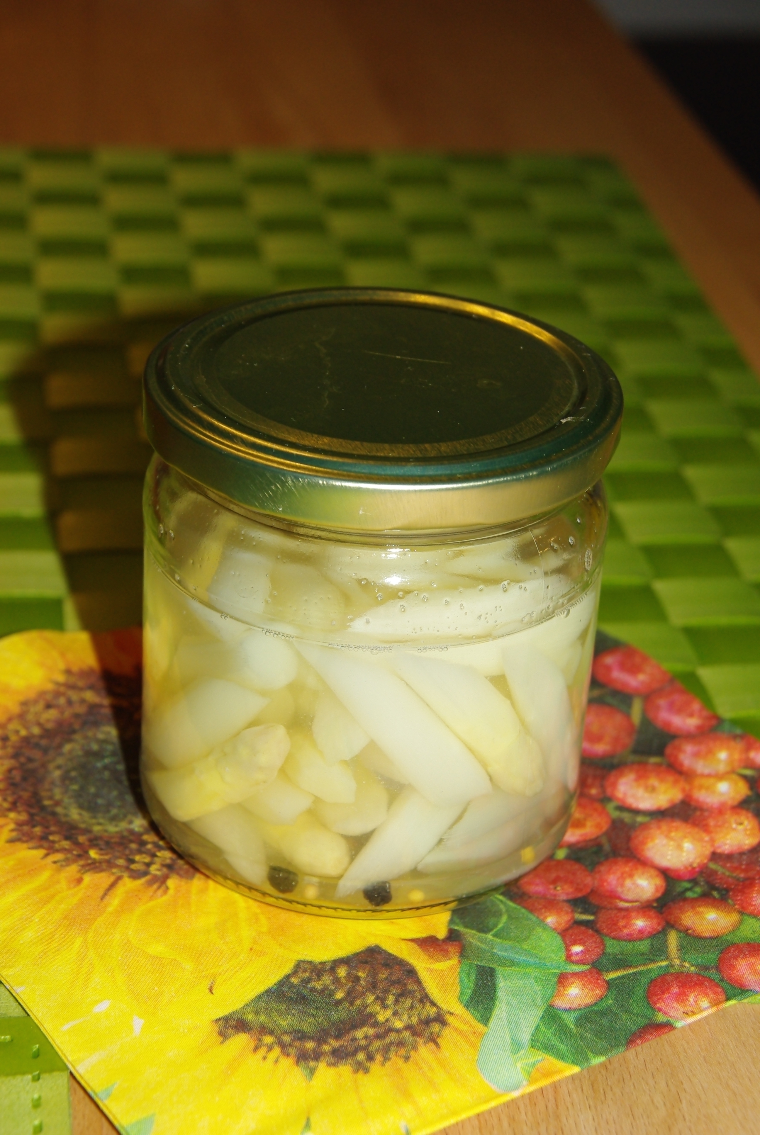 Eingelegter Spargel in Sekt-Gewürzsud Eingelegter Spargel in Sekt-Gewürzsud