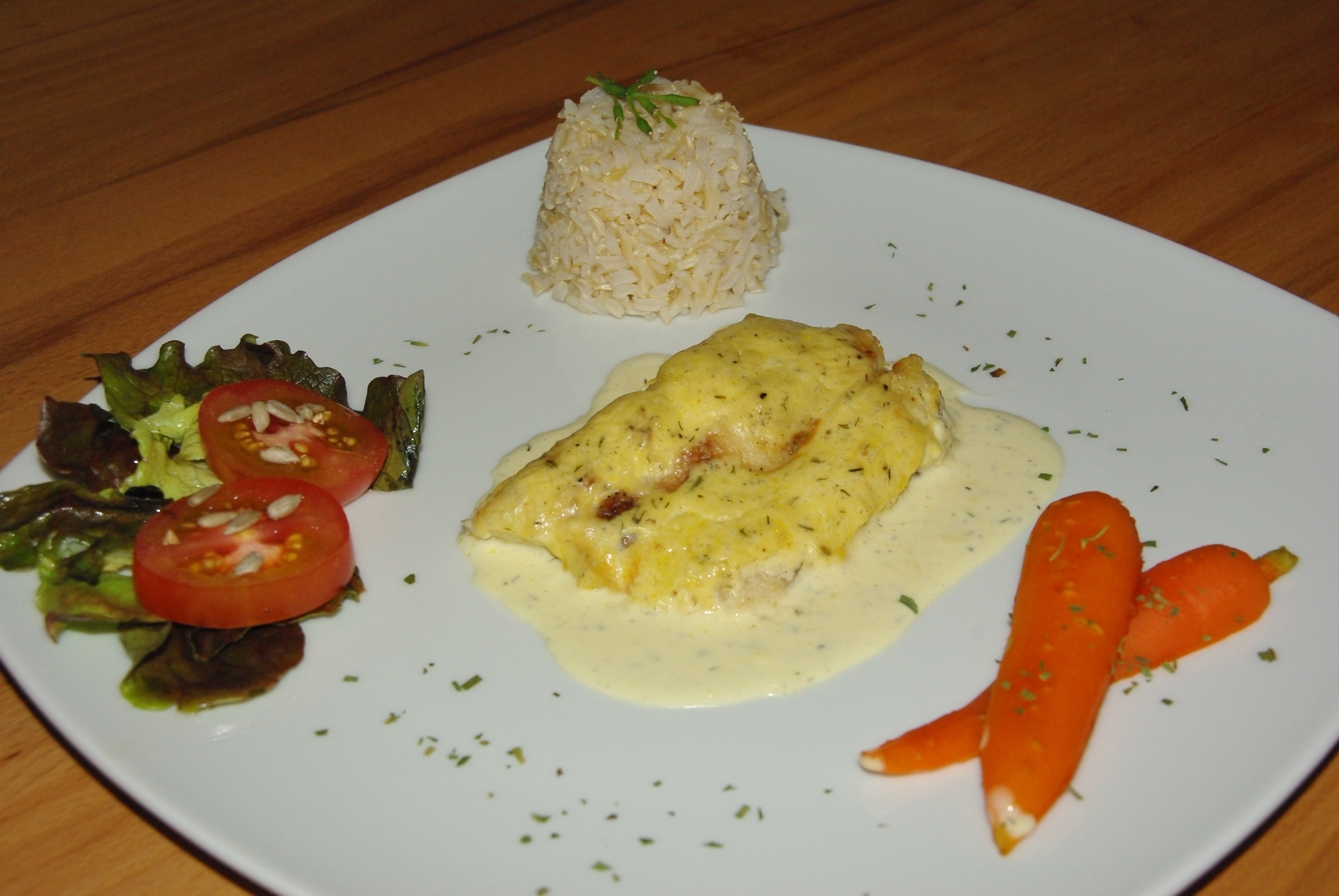 Dorsch in Senfsauce mit Naturreis, Karamellkarotten und Salat Dorsch in Senfsauce mit Naturreis, Karamellkarotten und Salat