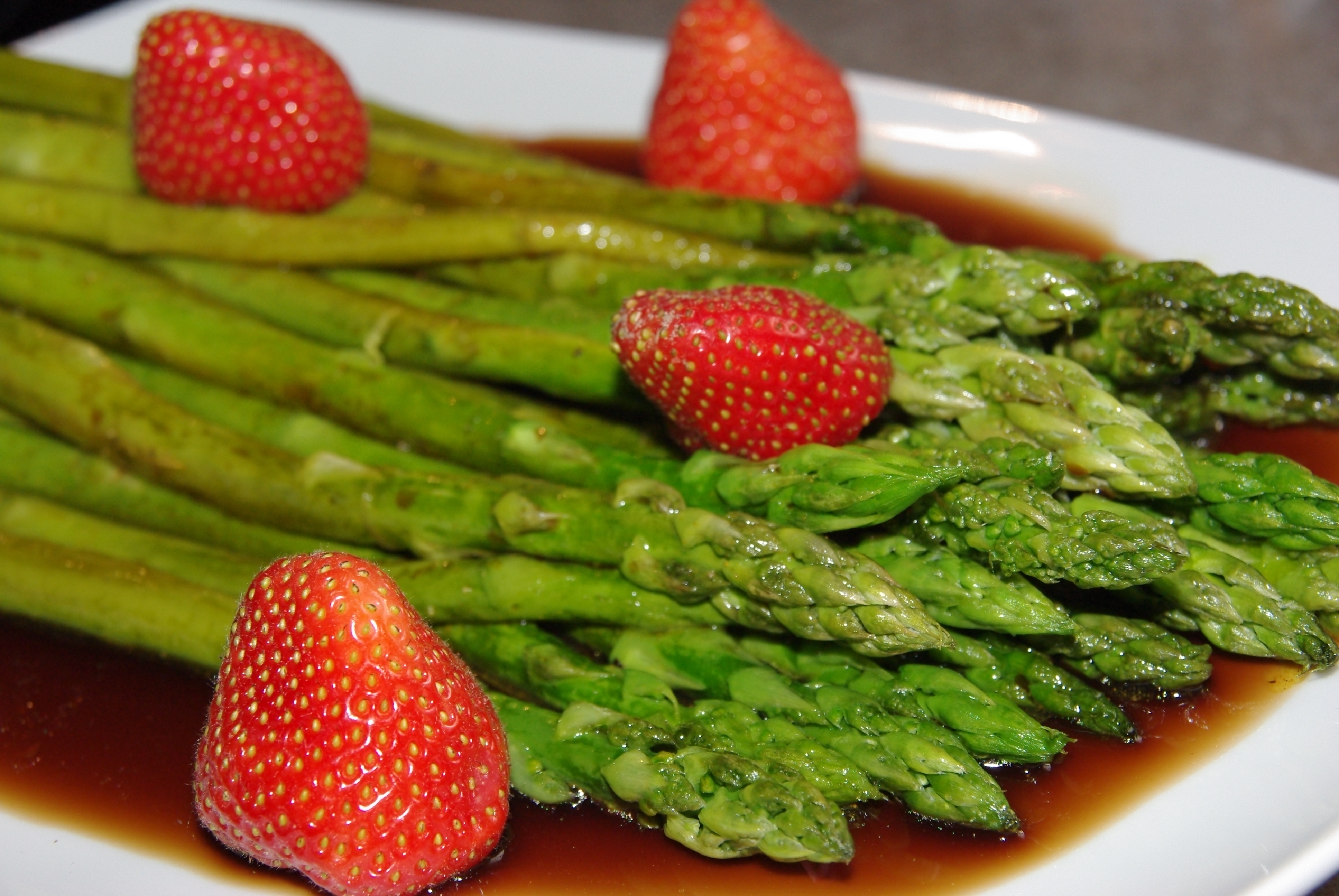 Salat von grünem Spargel mit Erdbeeren Salat von grünem Spargel mit Erdbeeren