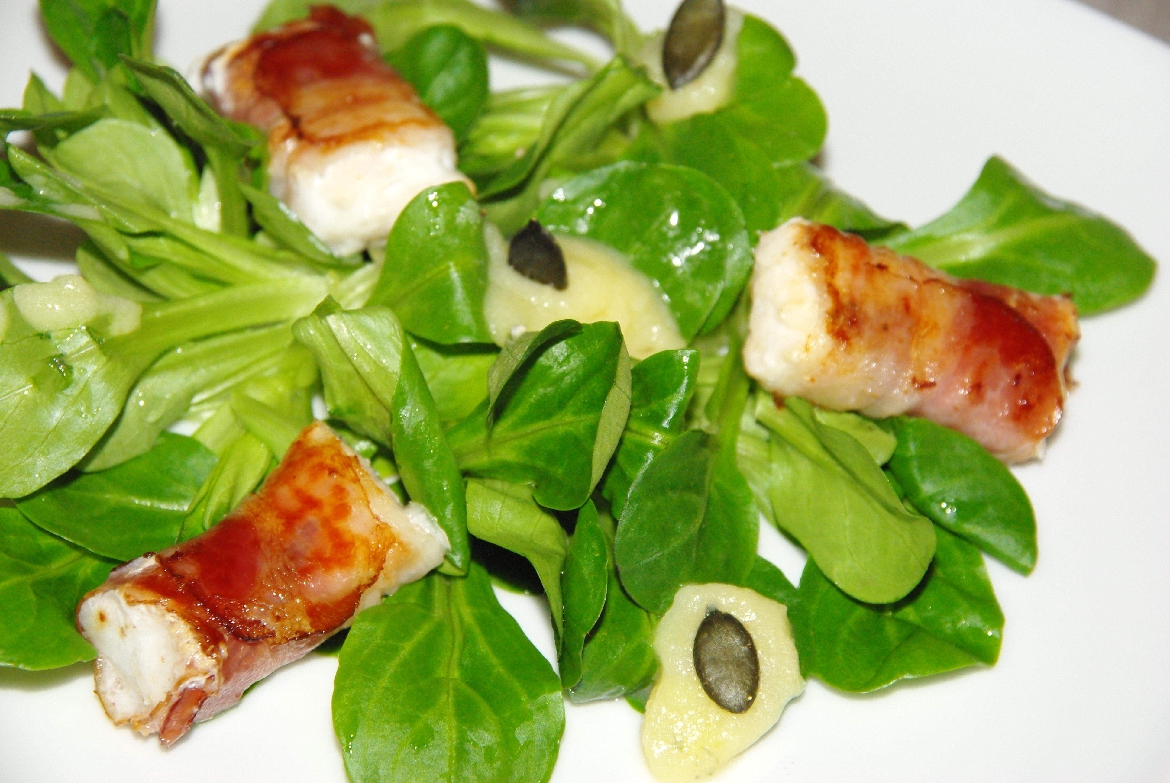 Zanderfilet im Speckmantel an Feldsalat mit Kartoffeldressing Zanderfilet im Speckmantel an Feldsalat mit Kartoffeldressing