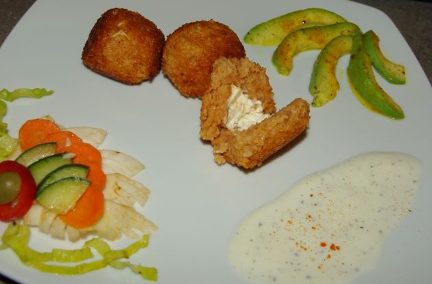 Gefüllte Bulgurbällchen mit Joghurt-Dip, Avocado und Salat Gefüllte Bulgurbällchen mit Joghurt-Dip, Avocado und Salat