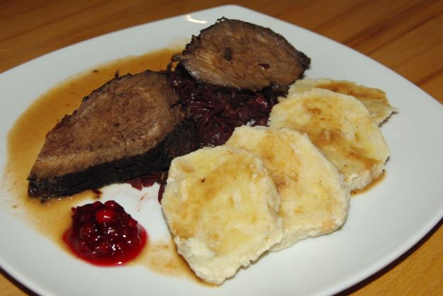 Sauerbraten mit Blaukraut und Knödel Sauerbraten mit Blaukraut und Knödel